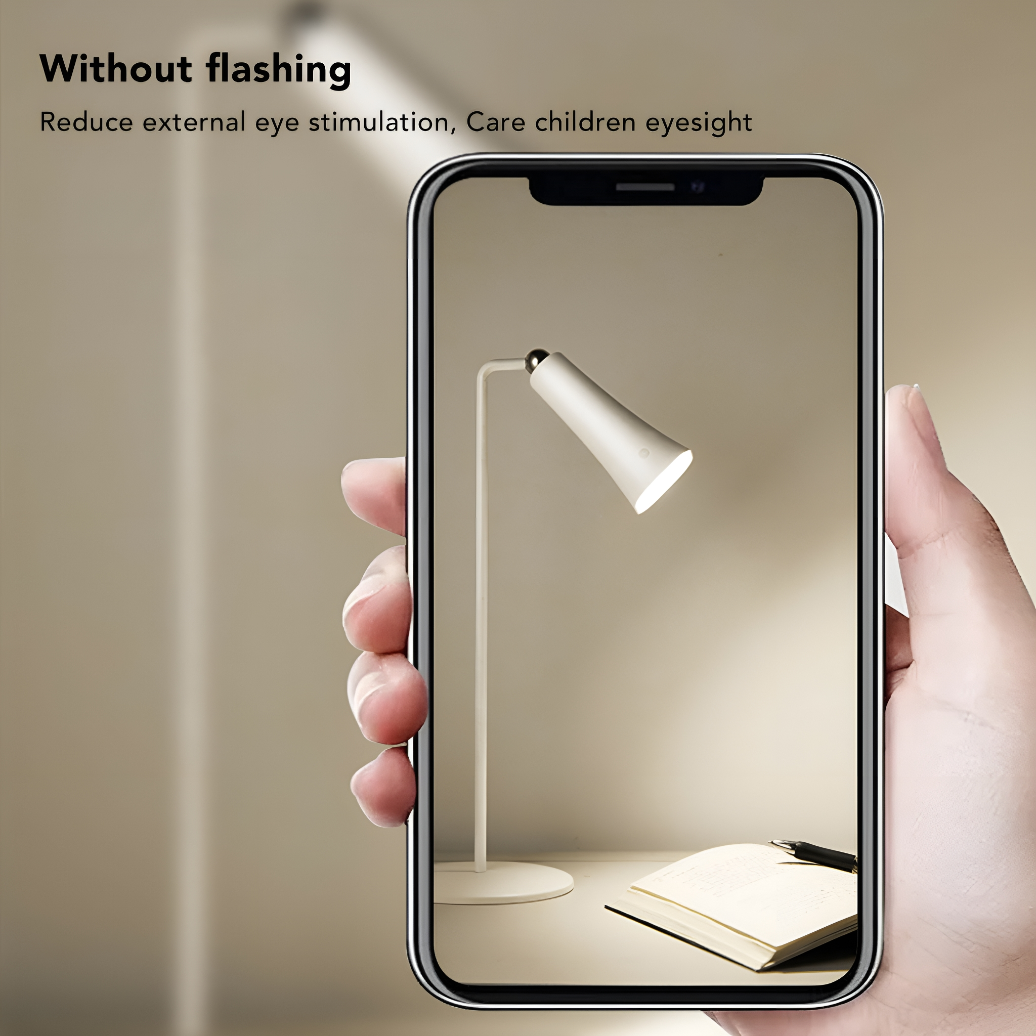 Ein Telefonbildschirm, der eine weiße Lampe zeigt, die Licht auf einen Schreibtisch scheint. Das Telefon wird gehalten.