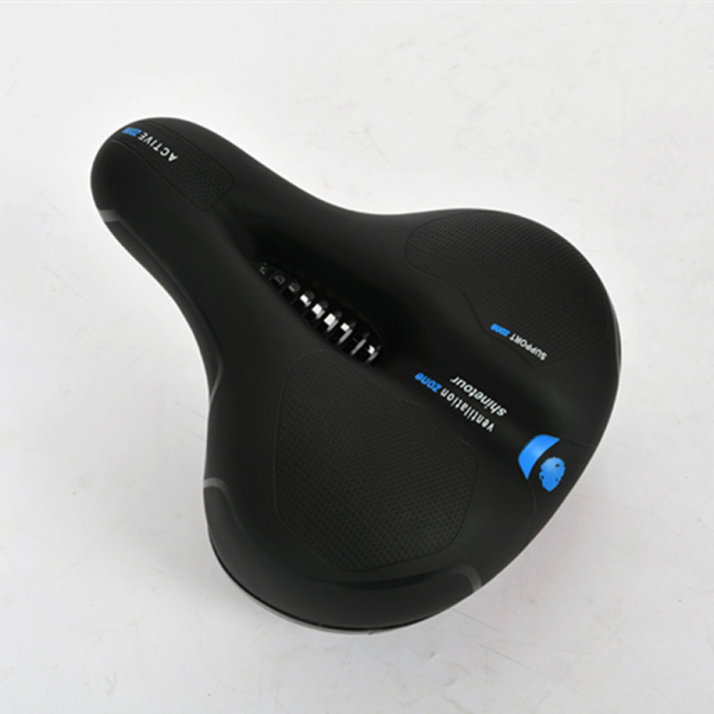 Schwarzer Fahrradsattel mit geschwungener Form, Belüftungszone und blauen Akzenten, isoliert auf weißem Hintergrund.