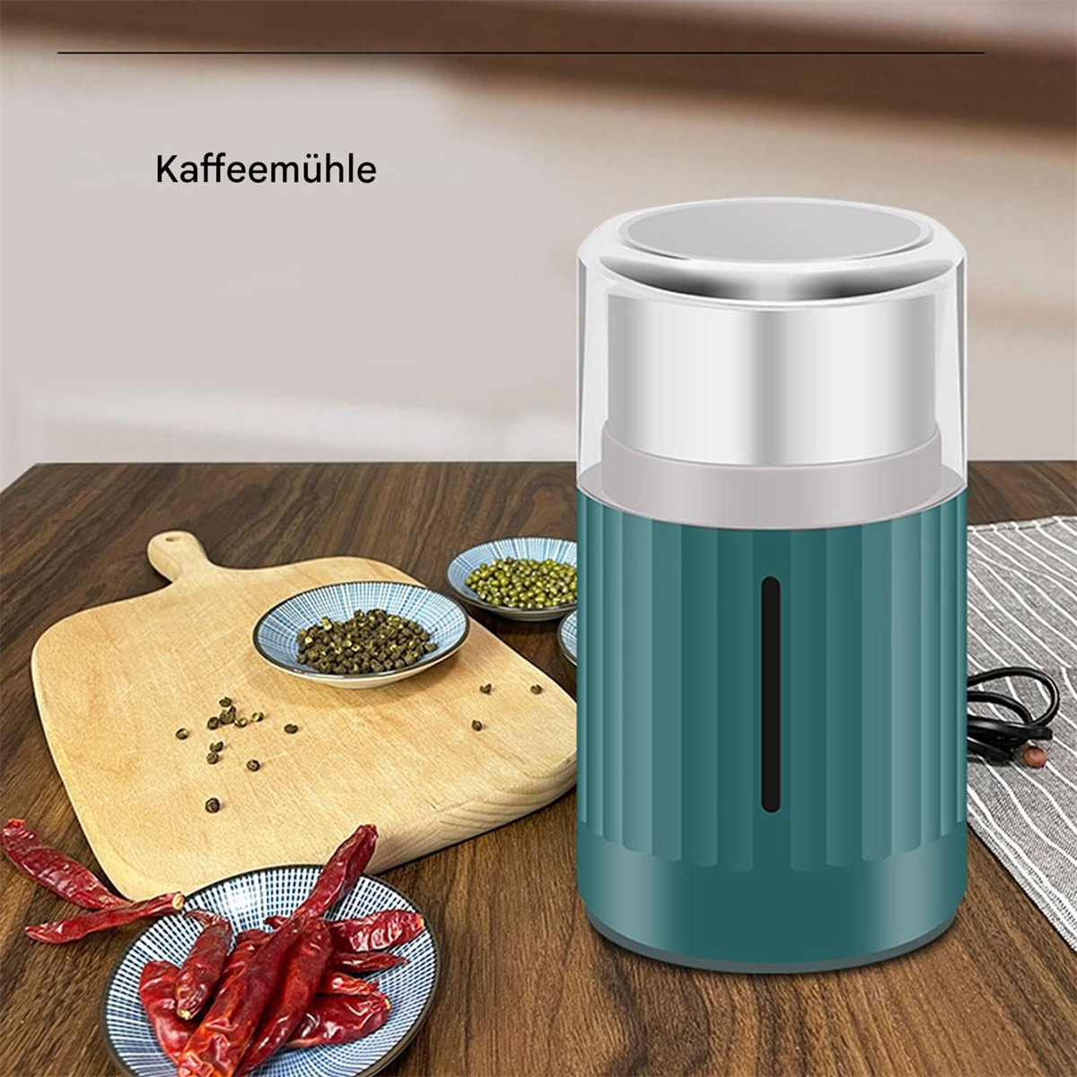Grüner Kaffeemühle mit Gewürzen und einem Holzbrett. Pfeffer und Gewürze sind sichtbar.