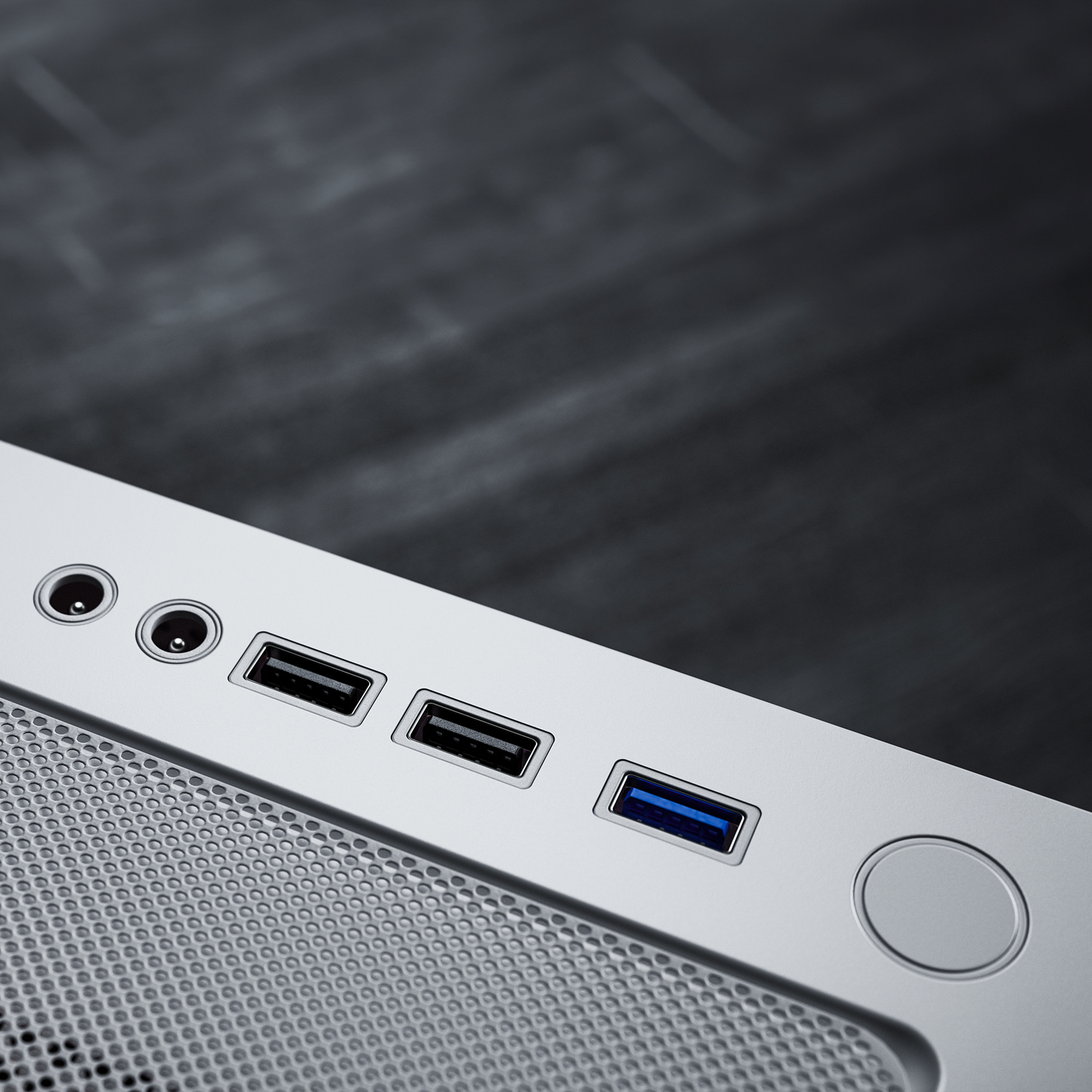 Silbernes Computergehäuse mit USB-Anschlüssen und Mesh-Bereich.