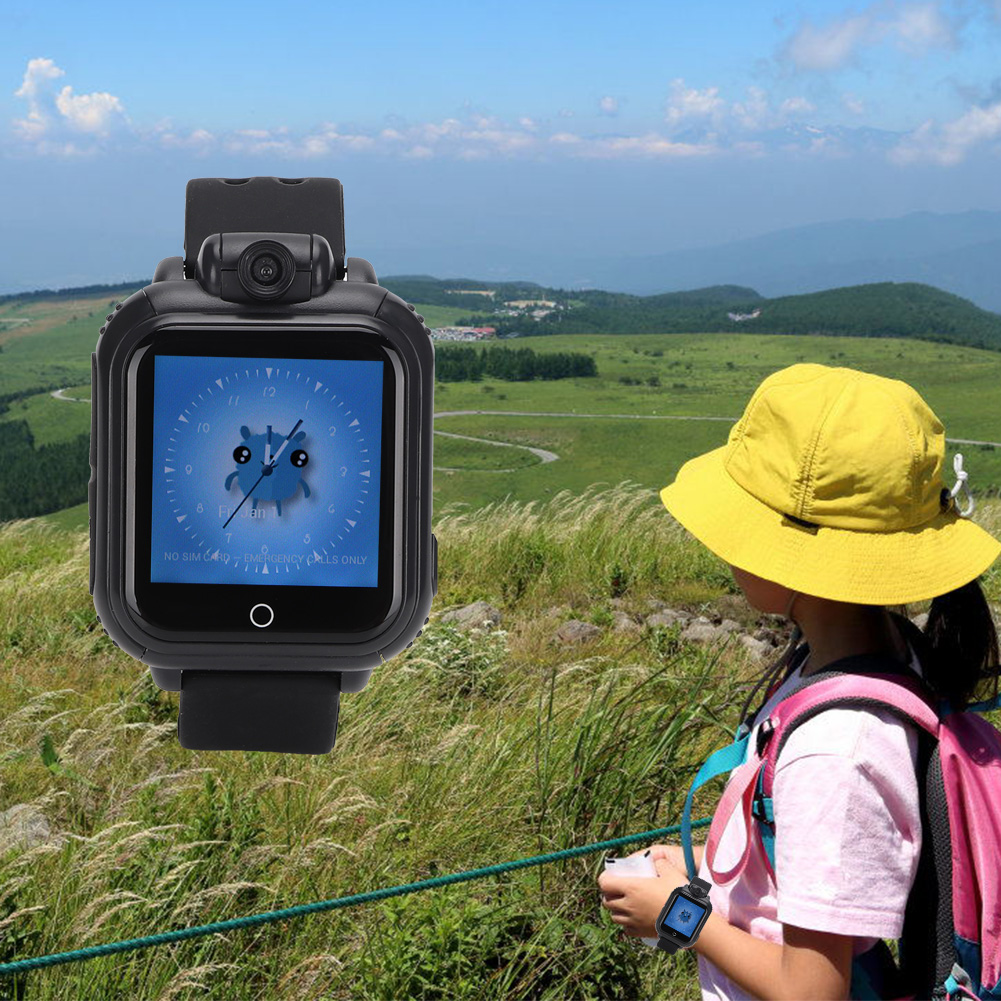 Kind mit gelbem Hut betrachtet Smartwatch. Grüne Hügel im Hintergrund.