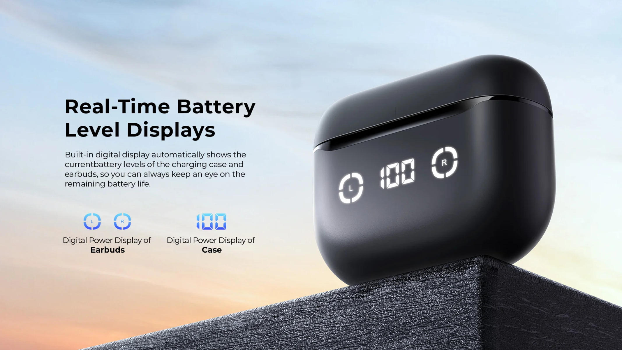 Custodia di ricarica nera con display digitali che mostrano i livelli di batteria degli auricolari e della custodia, su sfondo chiaro.