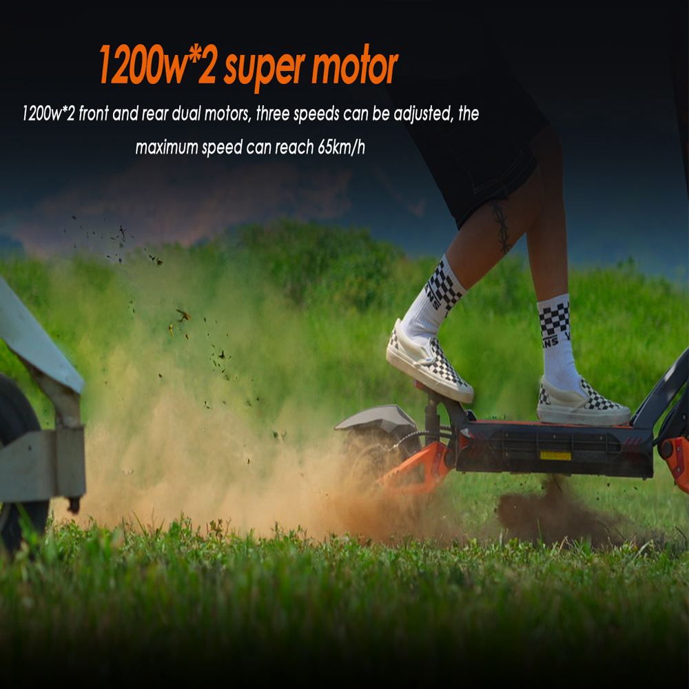 Una persona che guida un monopattino elettrico sull'erba. Lo scooter è nero e arancione, sollevando polvere.