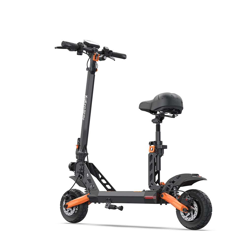 Patinete eléctrico negro y naranja con asiento, sobre fondo blanco.