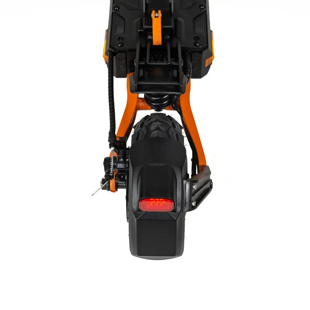 La parte trasera de un scooter eléctrico naranja y negro. El diseño muestra la luz trasera.