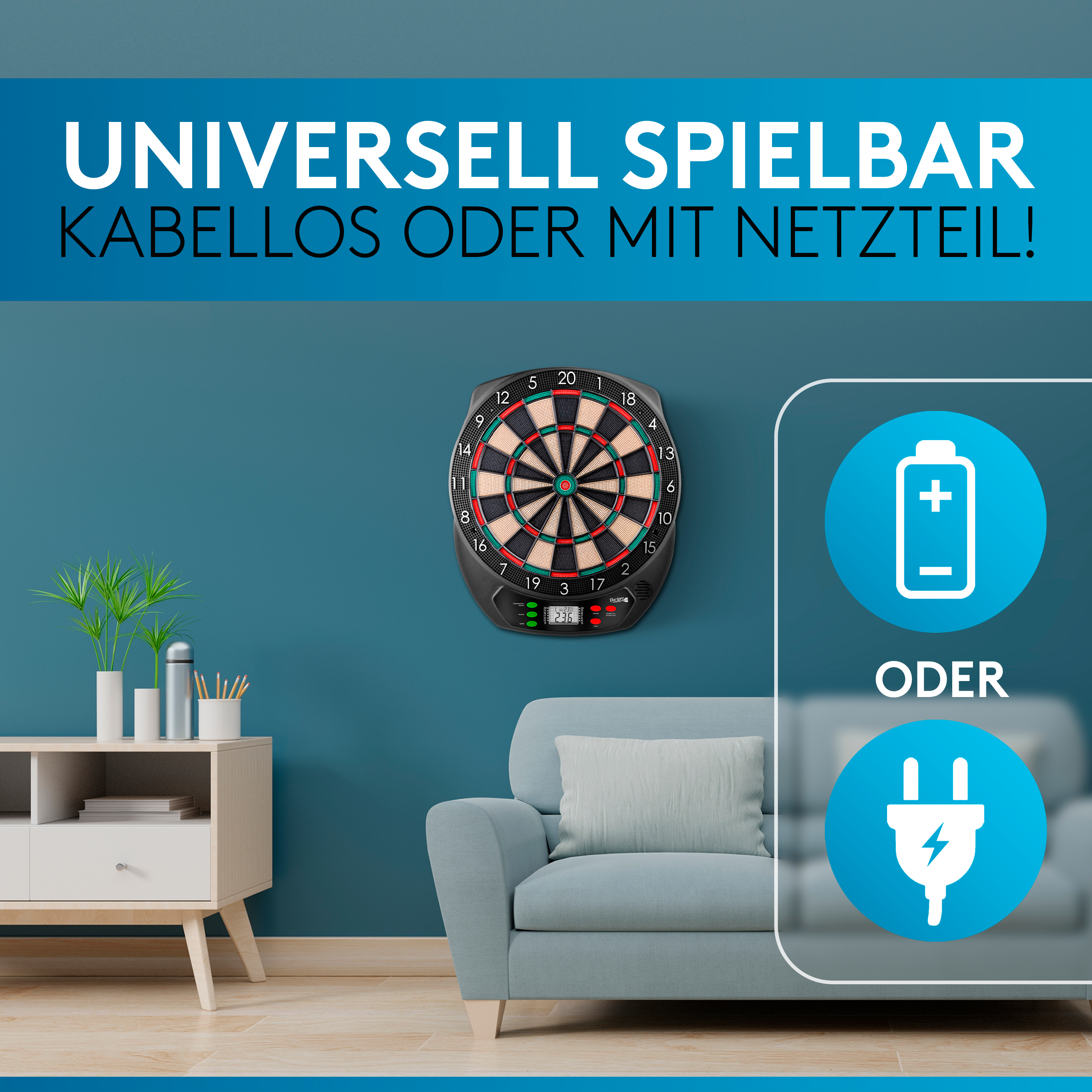 Dartscheibe an einer blauen Wand, mit Batterie- und Stecker-Symbolen. Ein Sofa und ein Schrank sind im Hintergrund.