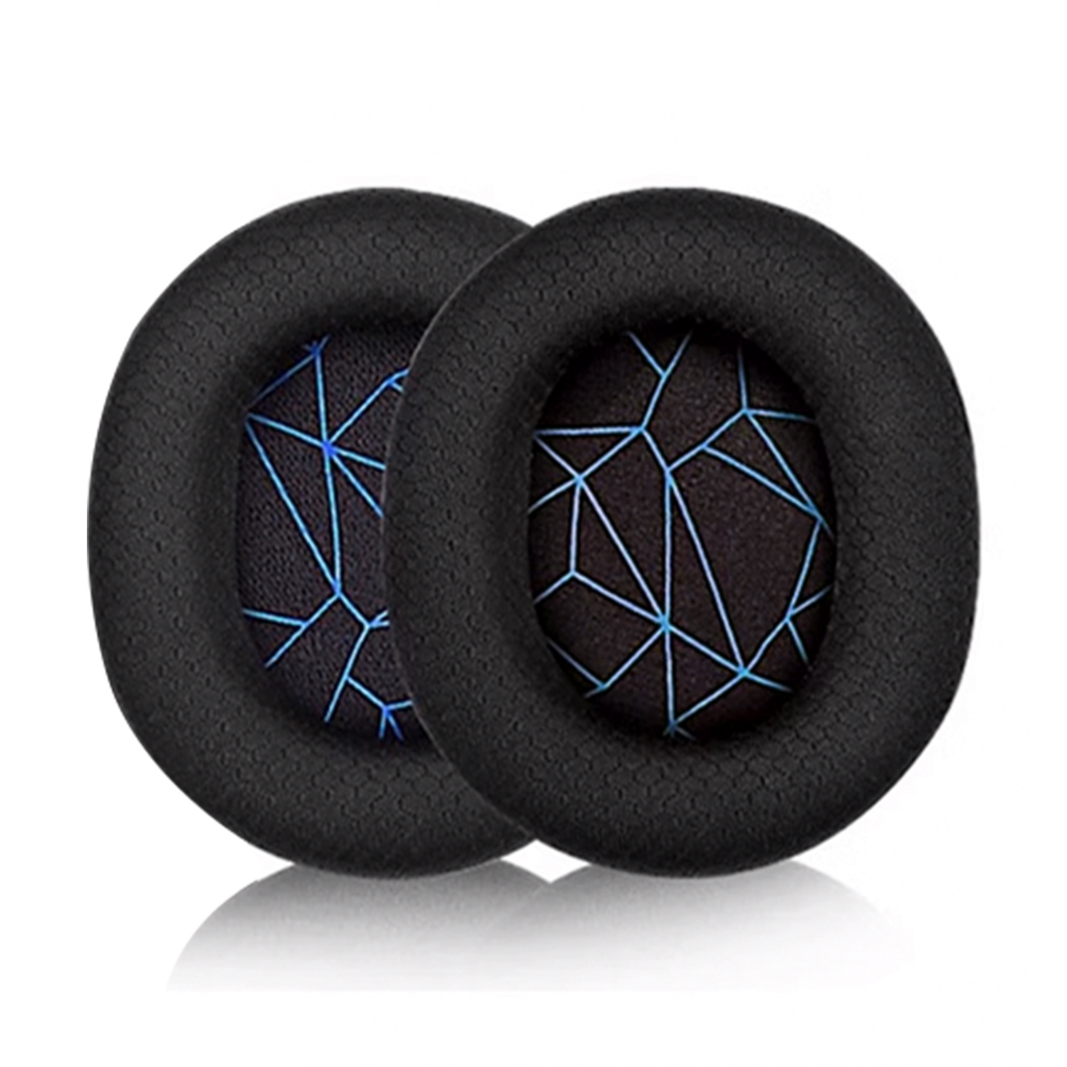 Dwie czarne poduszki na uszy, czarne na zewnątrz z niebieskim wzorem wewnątrz. Białe tło.