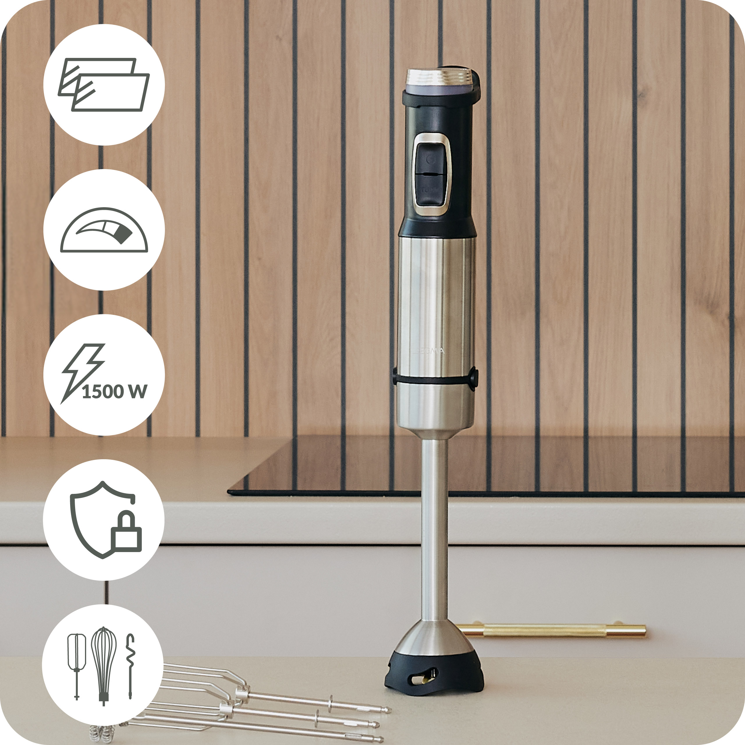 Srebrny i czarny blender ręczny z ostrzem i akcesoriami.