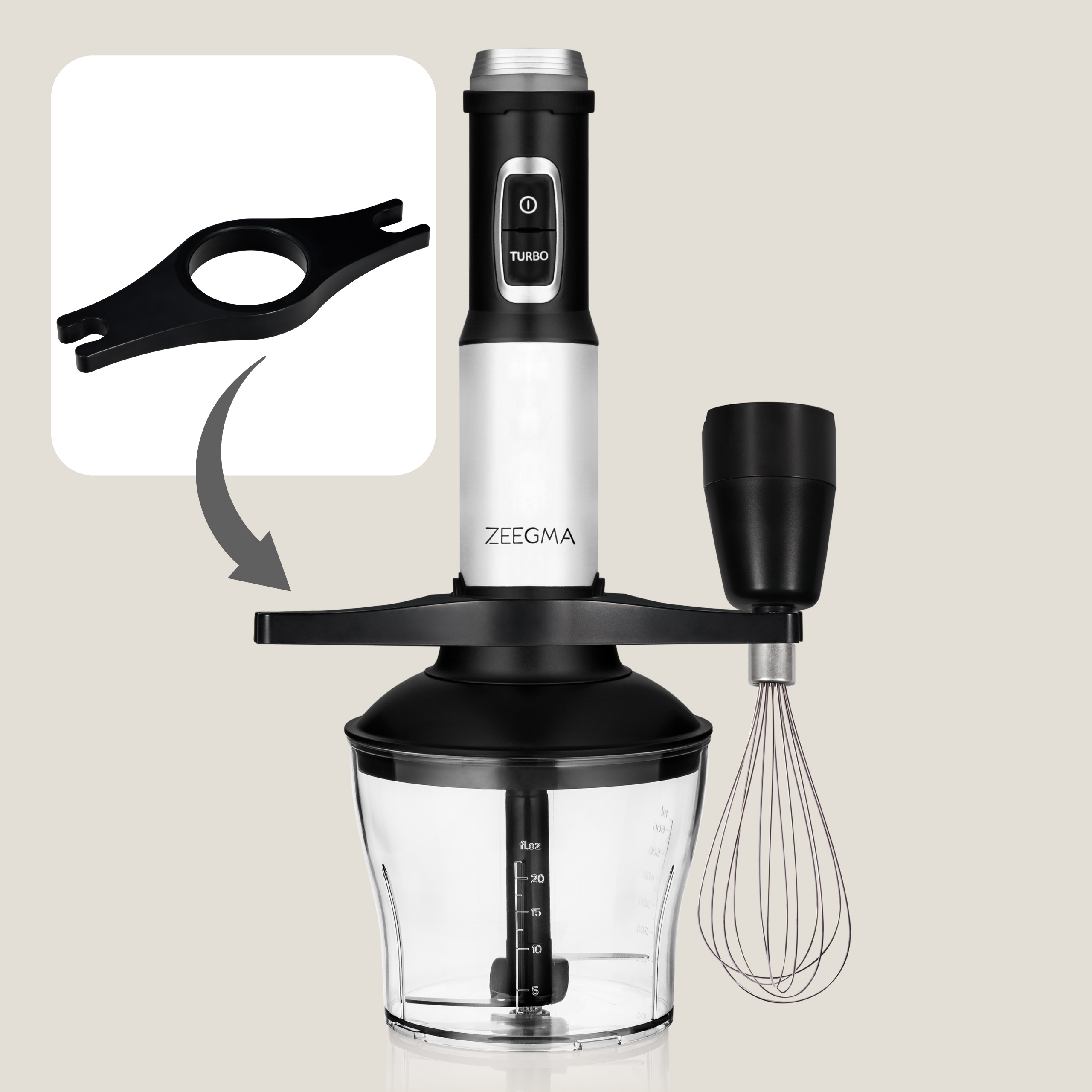Ein schwarz-weißer Stabmixer mit Aufsätzen. Ein schwarzer Schneebesen und eine schwarze Mixschüssel.