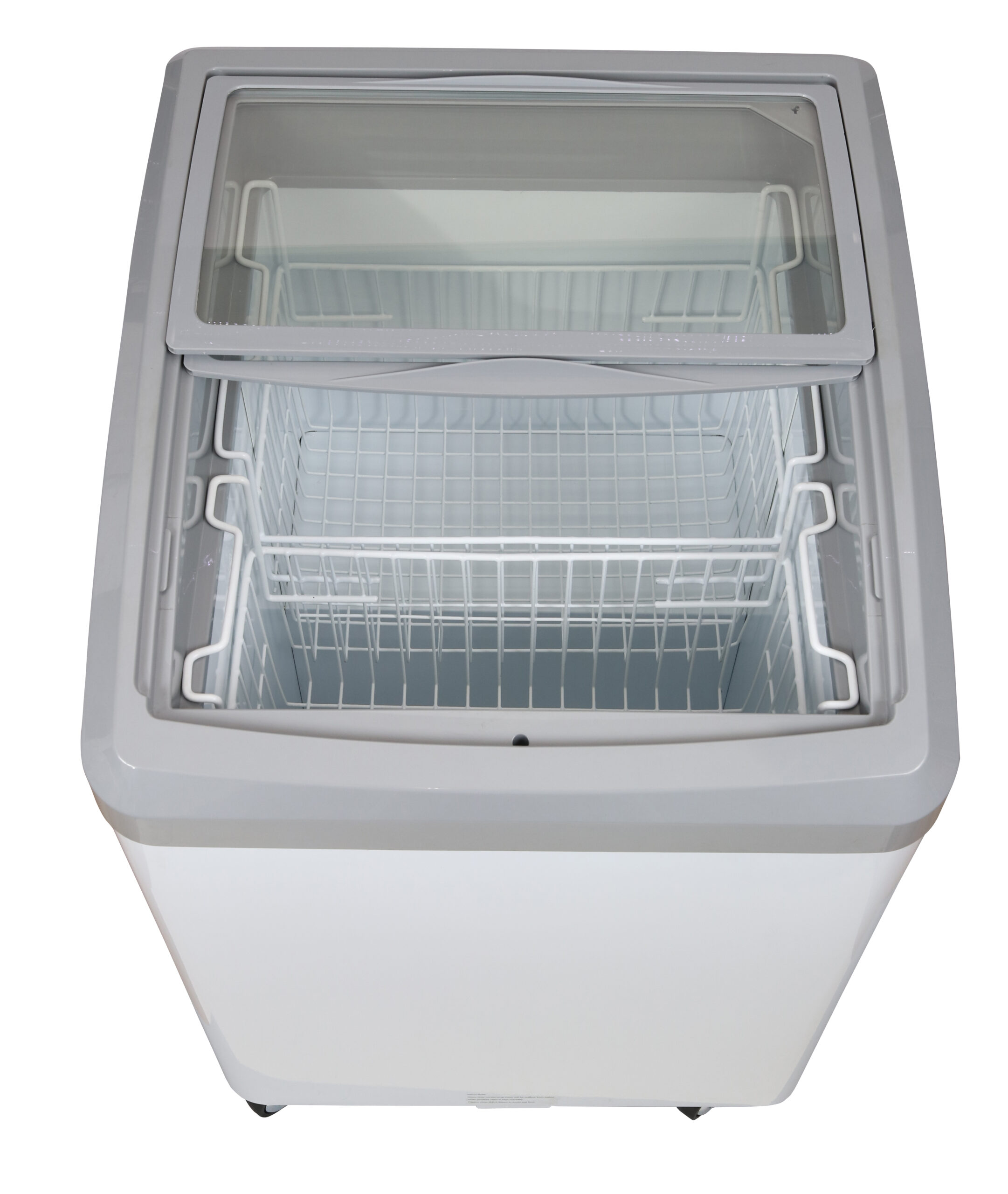 Refrigerador blanco con puerta de cristal. El interior tiene una rejilla de alambre blanca. Vista superior.