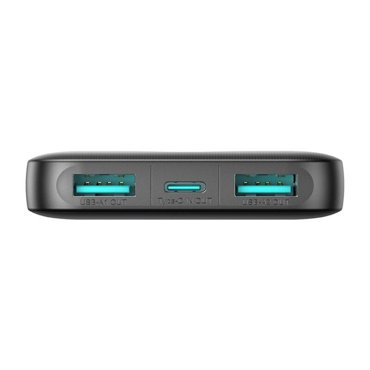 Schwarze Powerbank mit drei USB-Anschlüssen. USB-A und Type-C Anschlüsse sind beschriftet. Weißer Hintergrund.