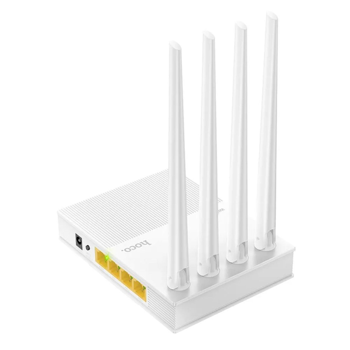 Weißer Router mit vier Antennen, Netzteil und gelben Anschlüssen.