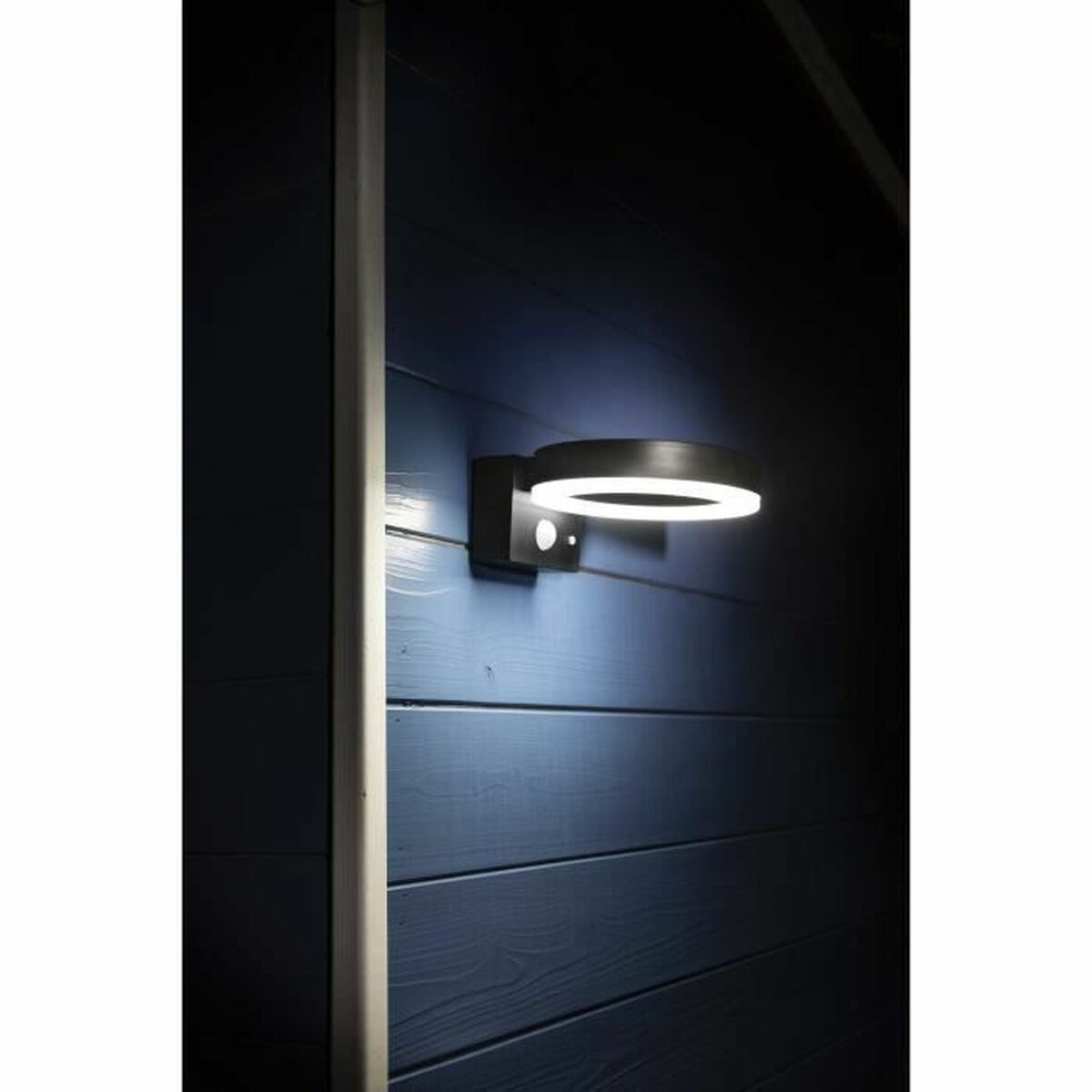Draussen schwarze und weisse LED-Leuchte an einer blauen Holzwand montiert.