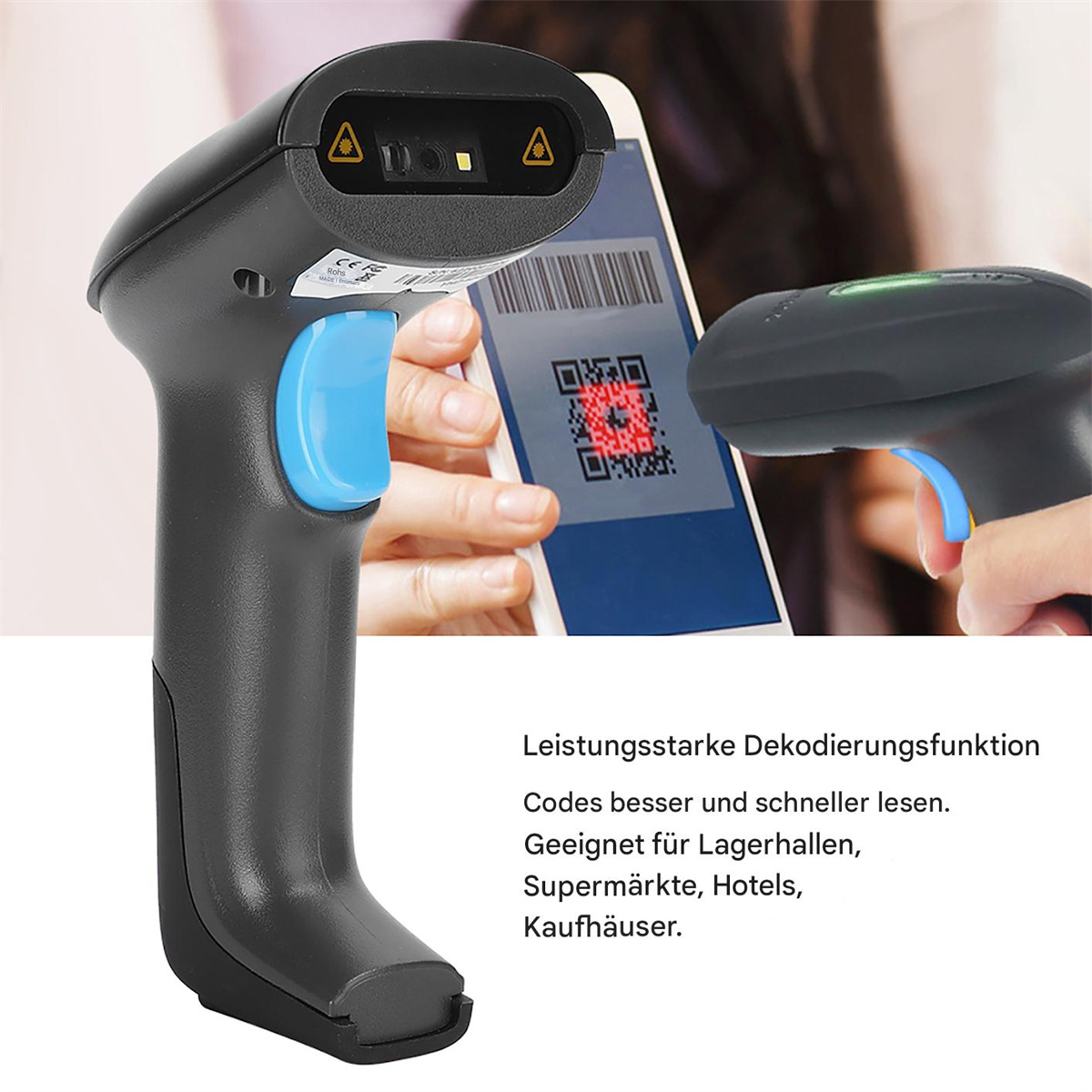 Handlicher schwarzer Barcodescanner scannt einen QR-Code auf einem Smartphone.