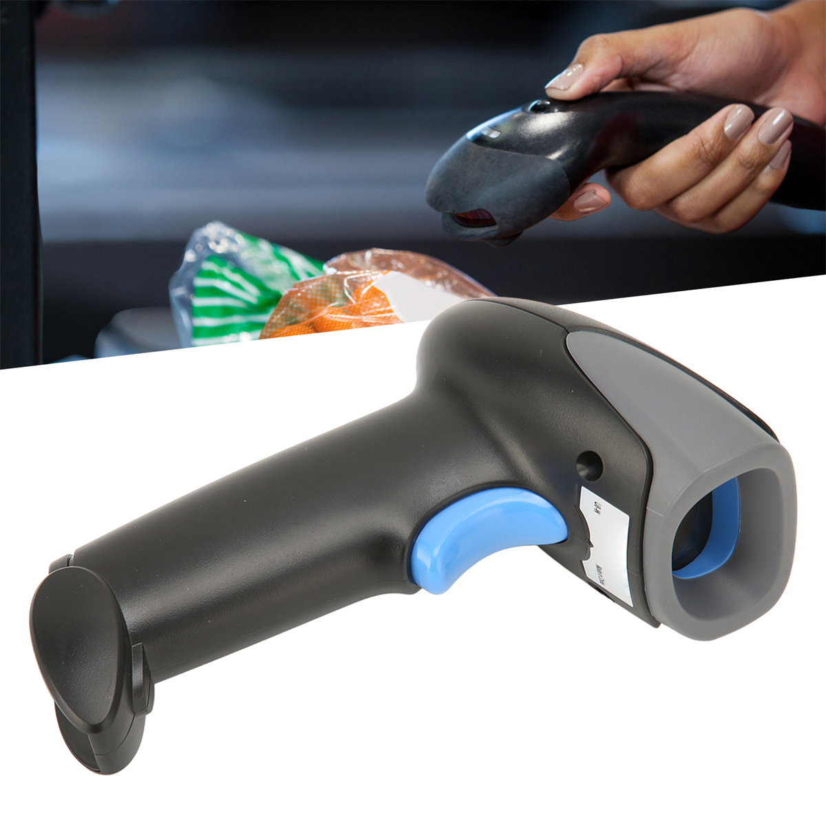 Hand hält einen schwarz-grauen Barcode-Scanner. Ein blauer Knopf ist sichtbar. Artikel sind im Hintergrund.