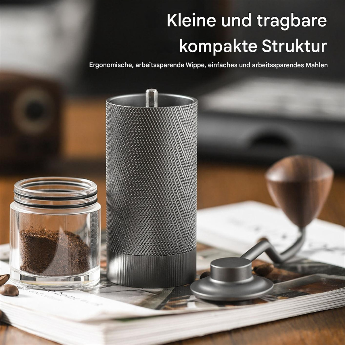Metall-Kaffeemühle. Glasbehälter mit Kaffeepulver. Holzgriff. Text: 'Kompakte Struktur'.