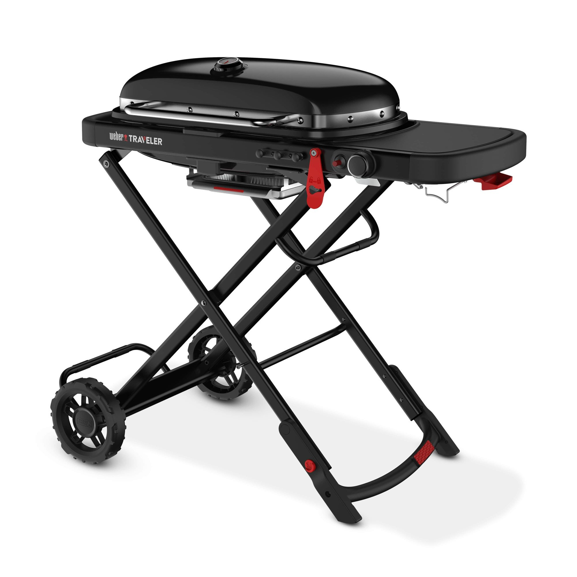 Un barbecue Weber Traveler nero e rosso, piegato per il trasporto, con ruote e maniglia.