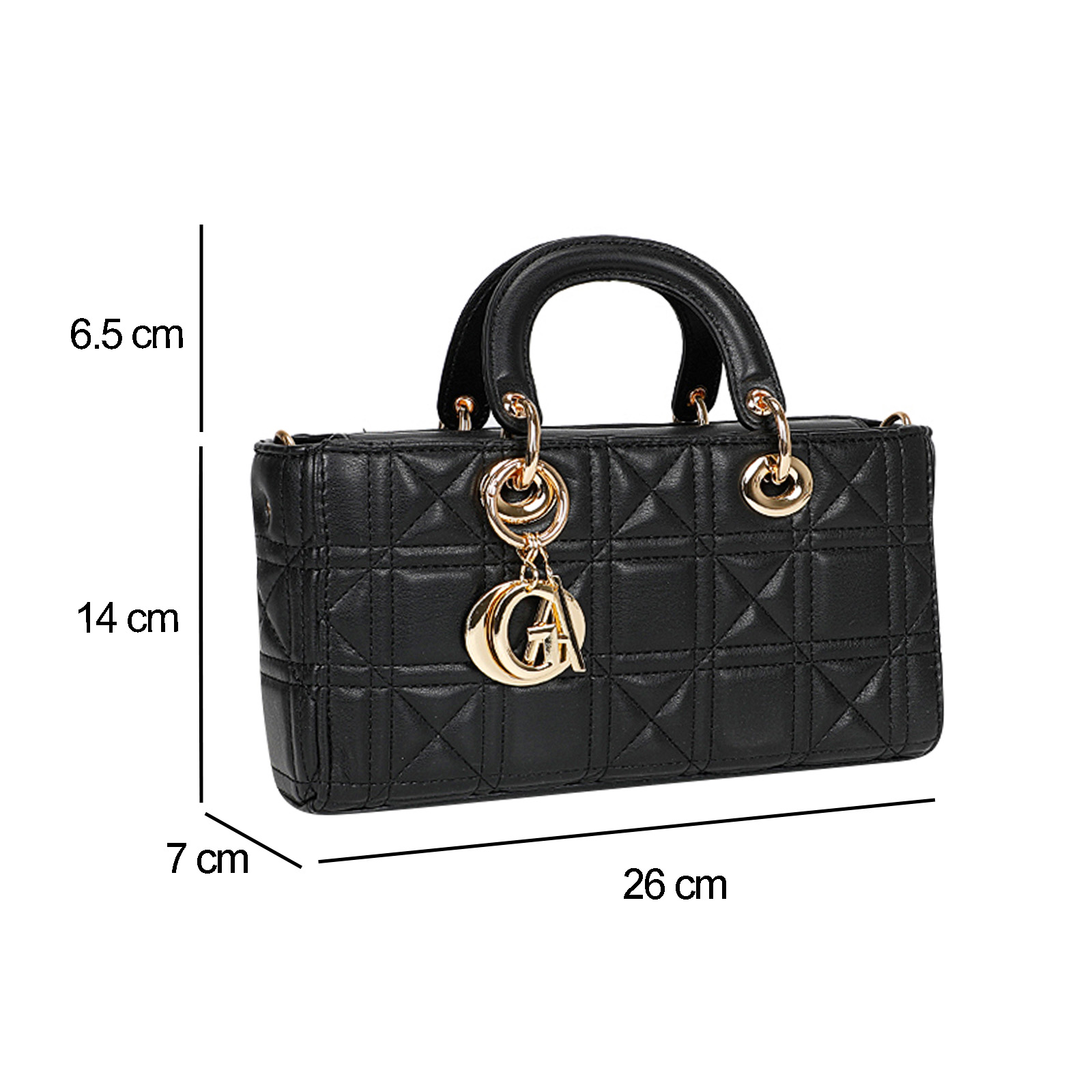 Eine schwarze, gesteppte Handtasche mit goldfarbener Hardware, einem Henkel und einem Anhänger. Maße werden angezeigt.