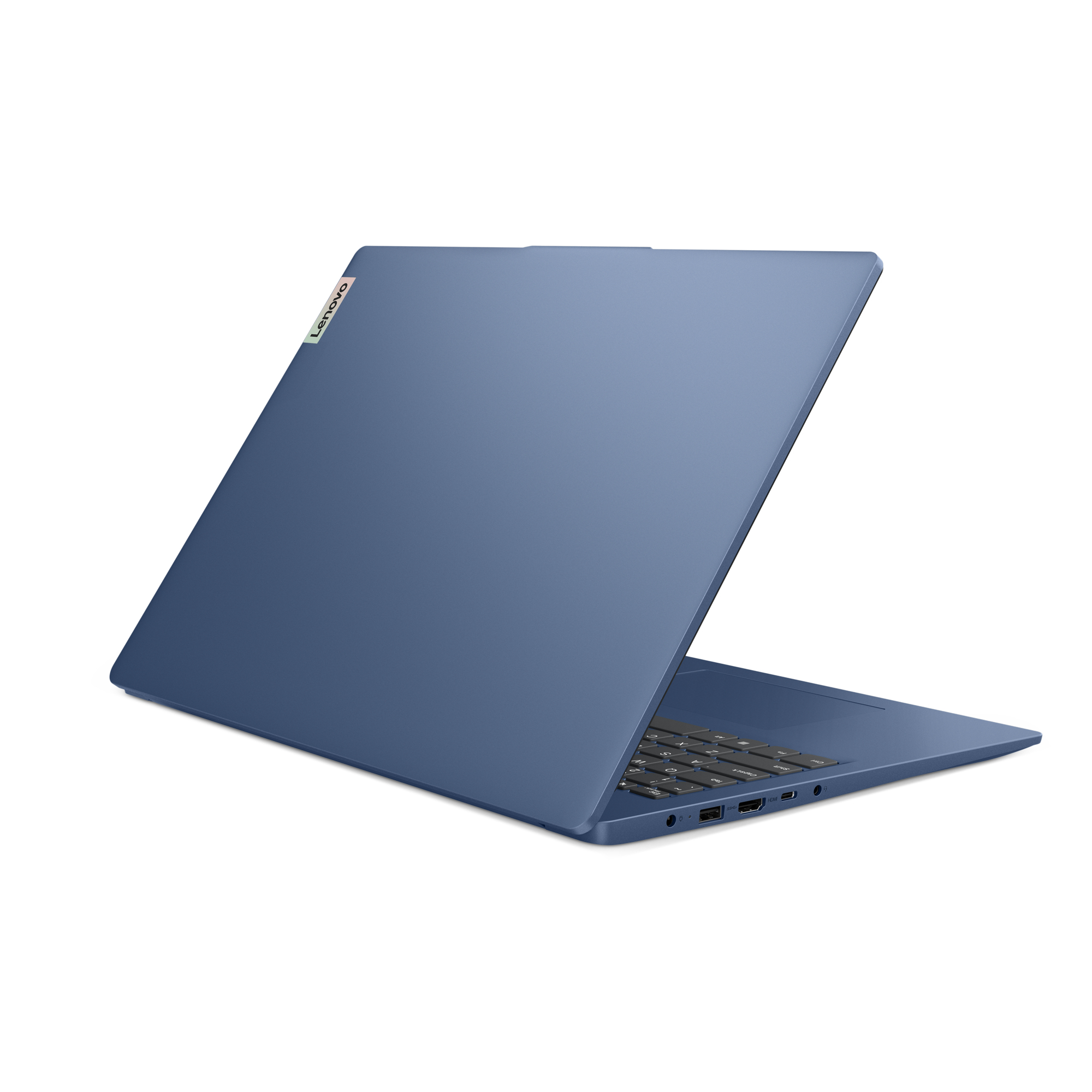 Blauer Laptop, geschlossen, abgewinkelte Ansicht von hinten mit dem Lenovo-Logo auf weißem Hintergrund.