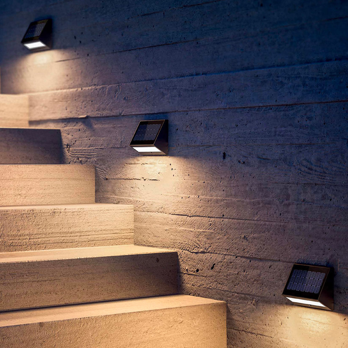 Treppe mit solarbetriebenen Lichtern an der Wand. Drei Lichter sind an der Wand befestigt.