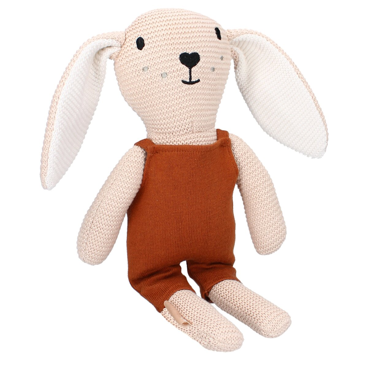 Ein hellbraunes gestricktes Hasenspielzeug mit einem orangefarbenen Overall. Das Spielzeug hat ein Herzgesicht.