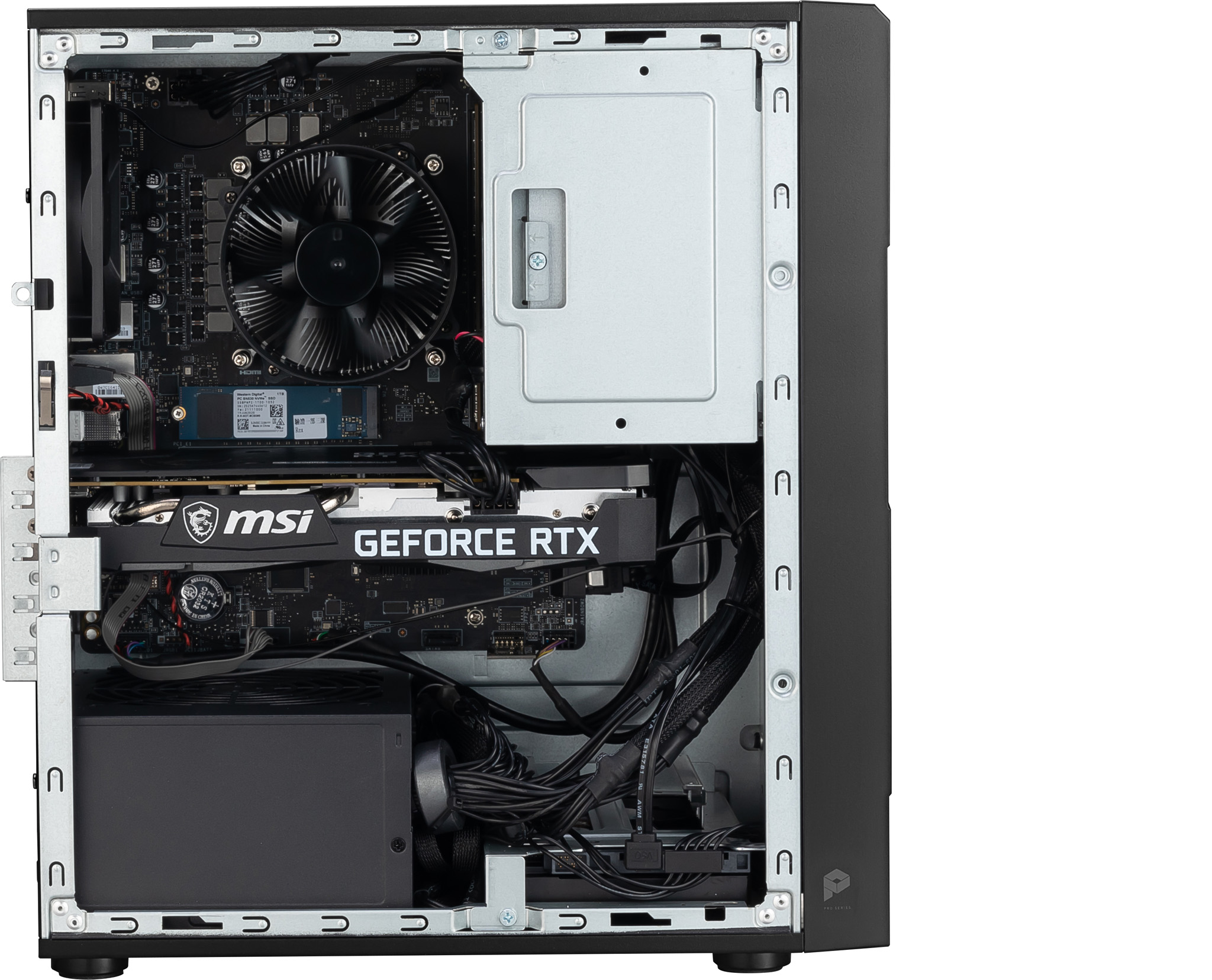 Interno del case del PC aperto. Componenti neri: dissipatore CPU, GPU, scheda madre. Cavi presenti. Interno del case argento.
