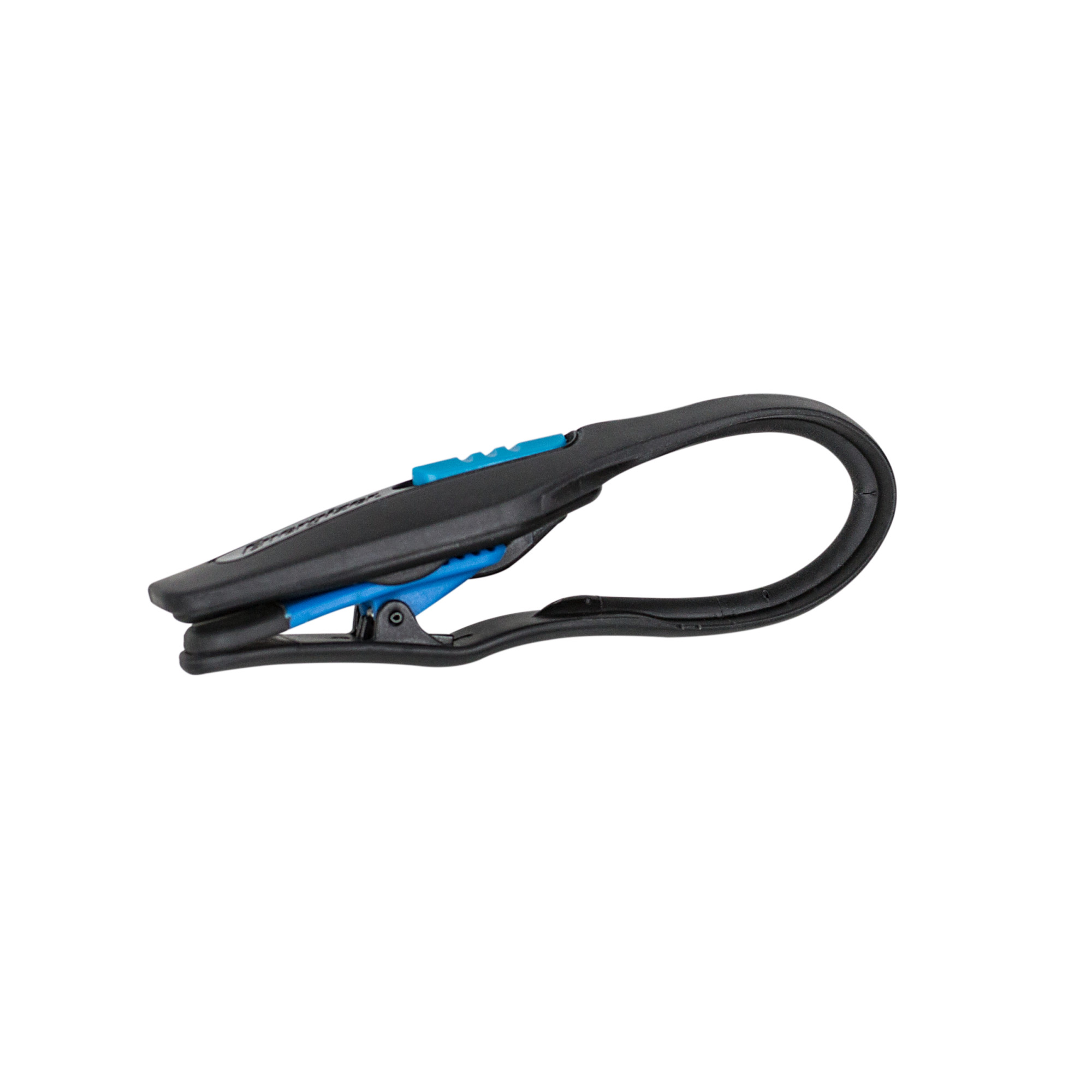 Una luz de lectura con clip negra y azul, diseñada para sujetarse a libros, aislada en blanco.