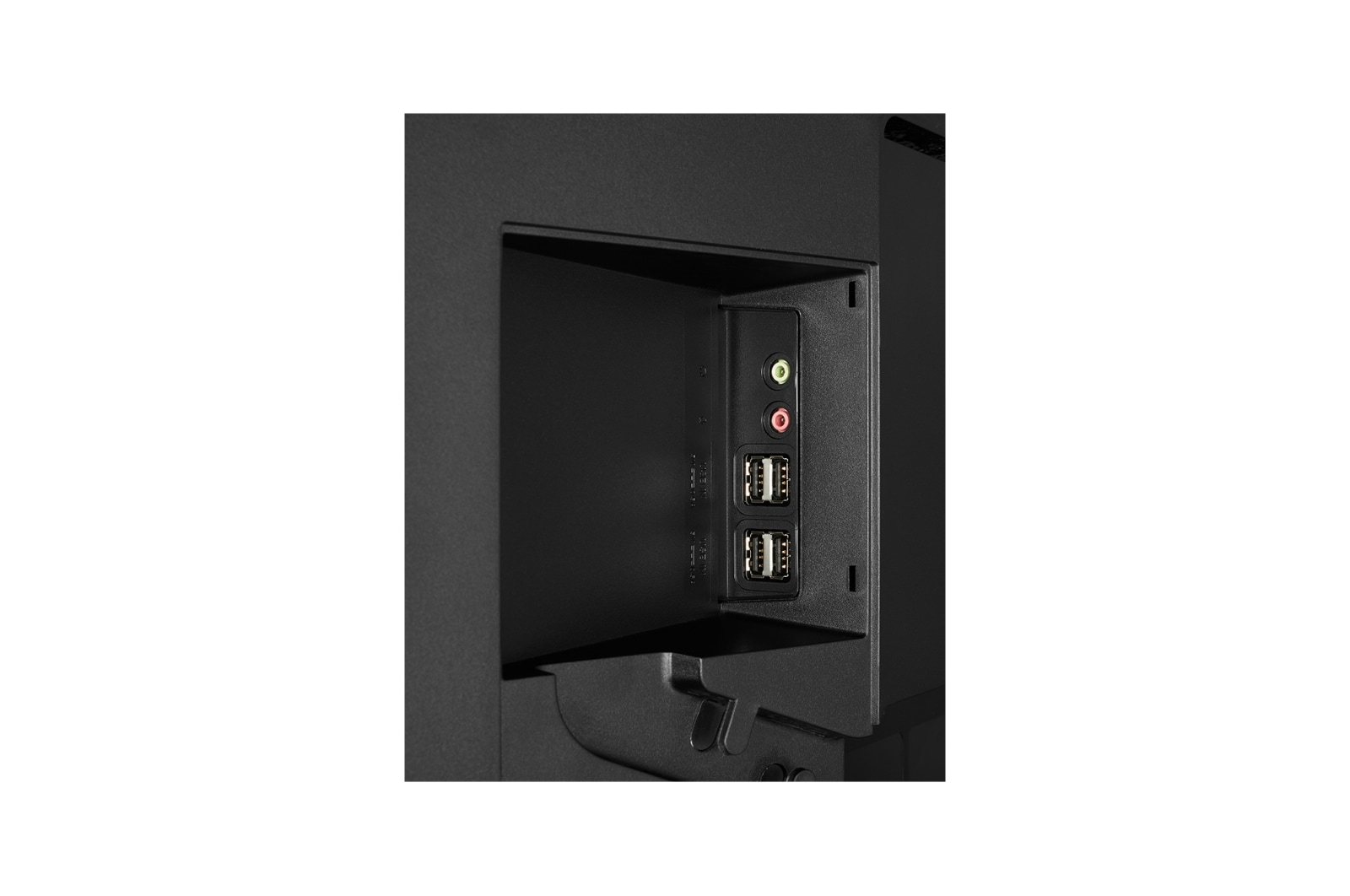 Primo piano delle porte di un monitor per computer nero. Due porte USB, jack audio.