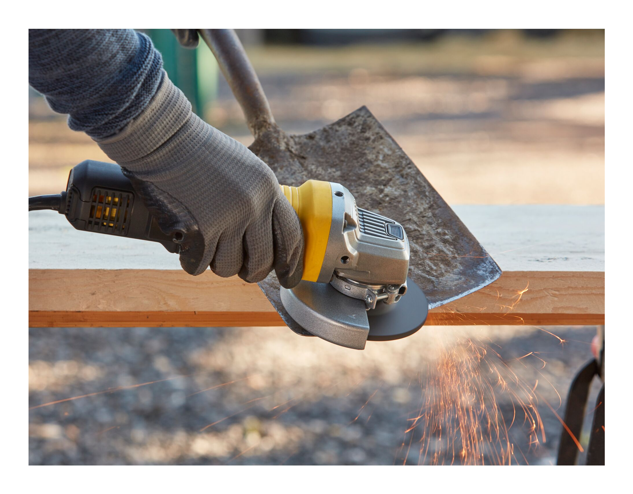 Osoba szlifuje metal szlifierką kątową. Iskry lecą. Z bliska.