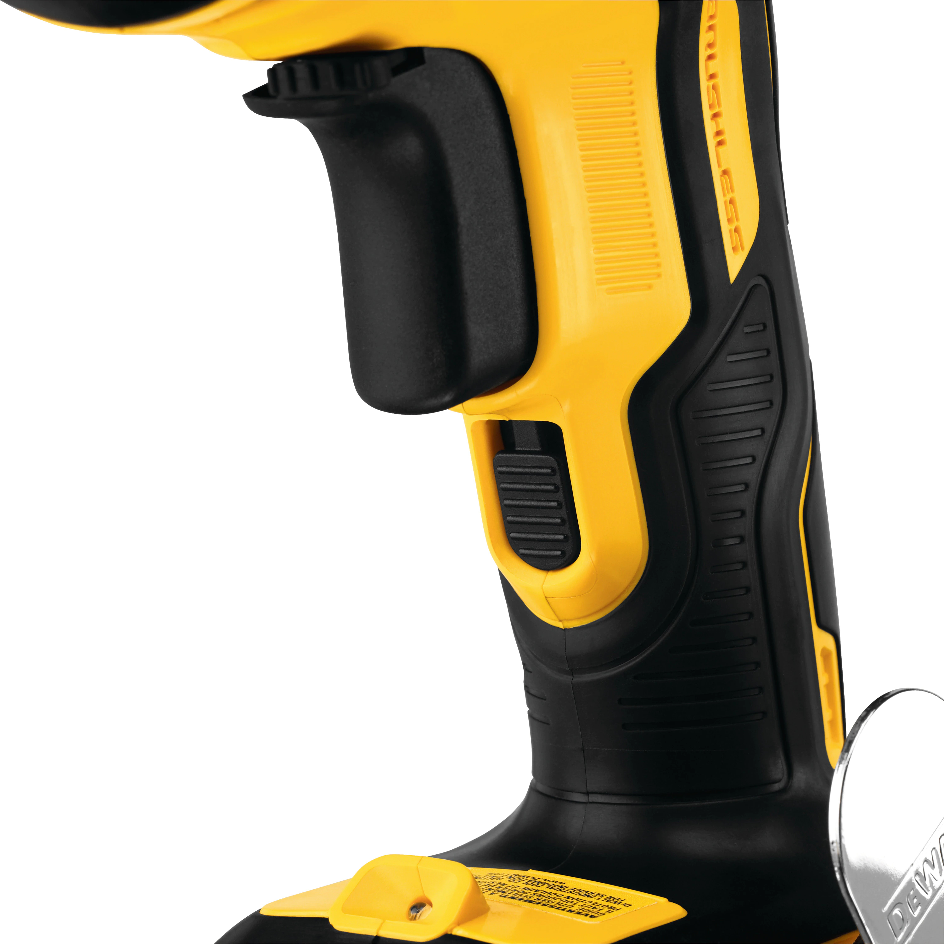Primer plano del mango de un taladro inalámbrico amarillo y negro.