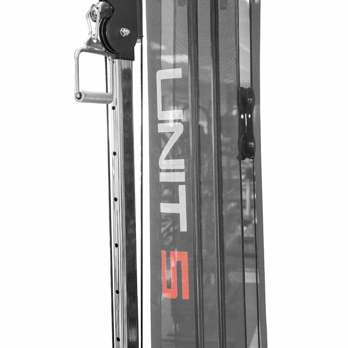 Zwarte trainingsmachine met gaasscherm en witte "UNIT" tekst.
