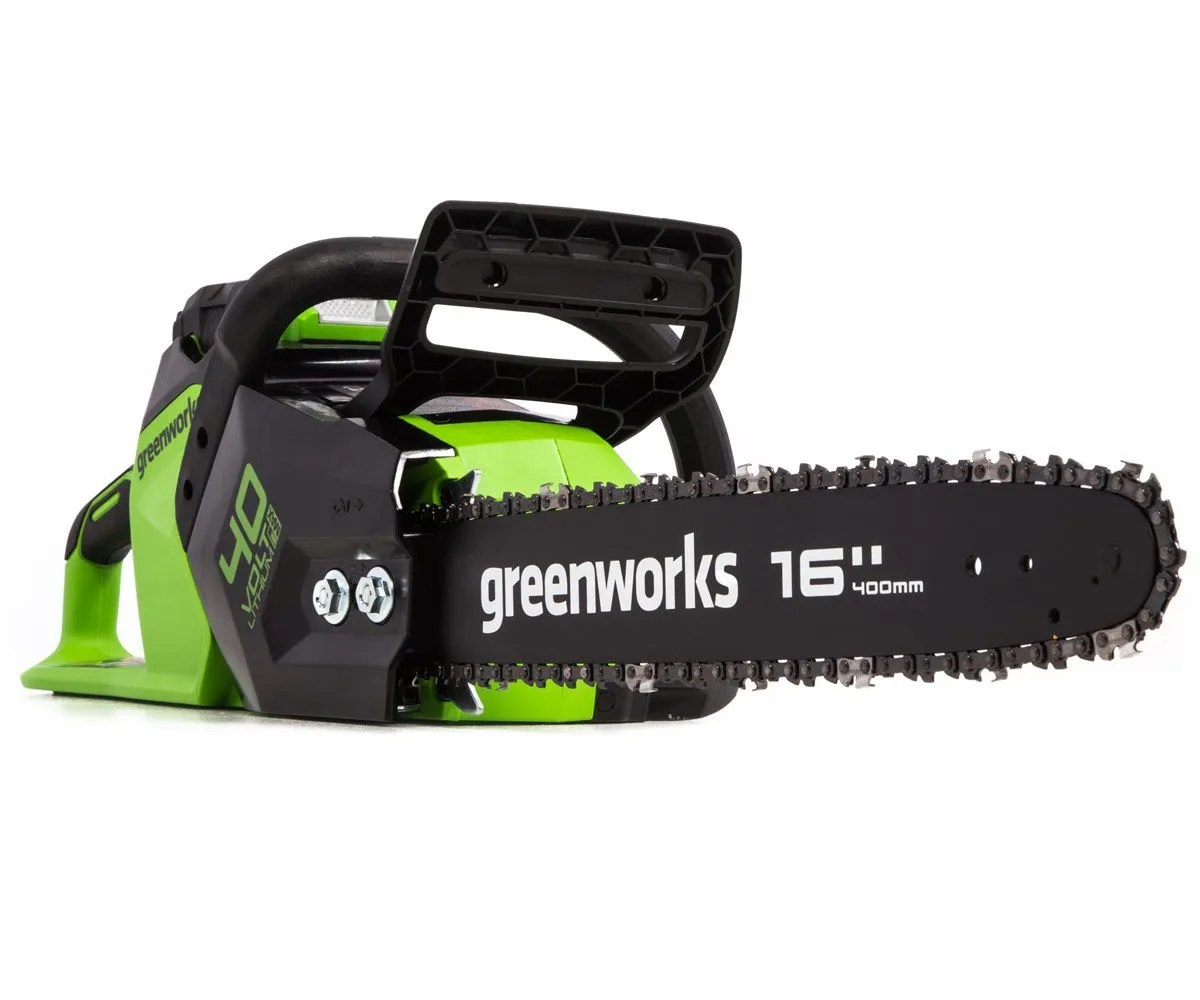 Motosierra eléctrica Greenworks, verde y negro. Hoja de 16 pulgadas. Texto Greenworks. Fondo blanco.