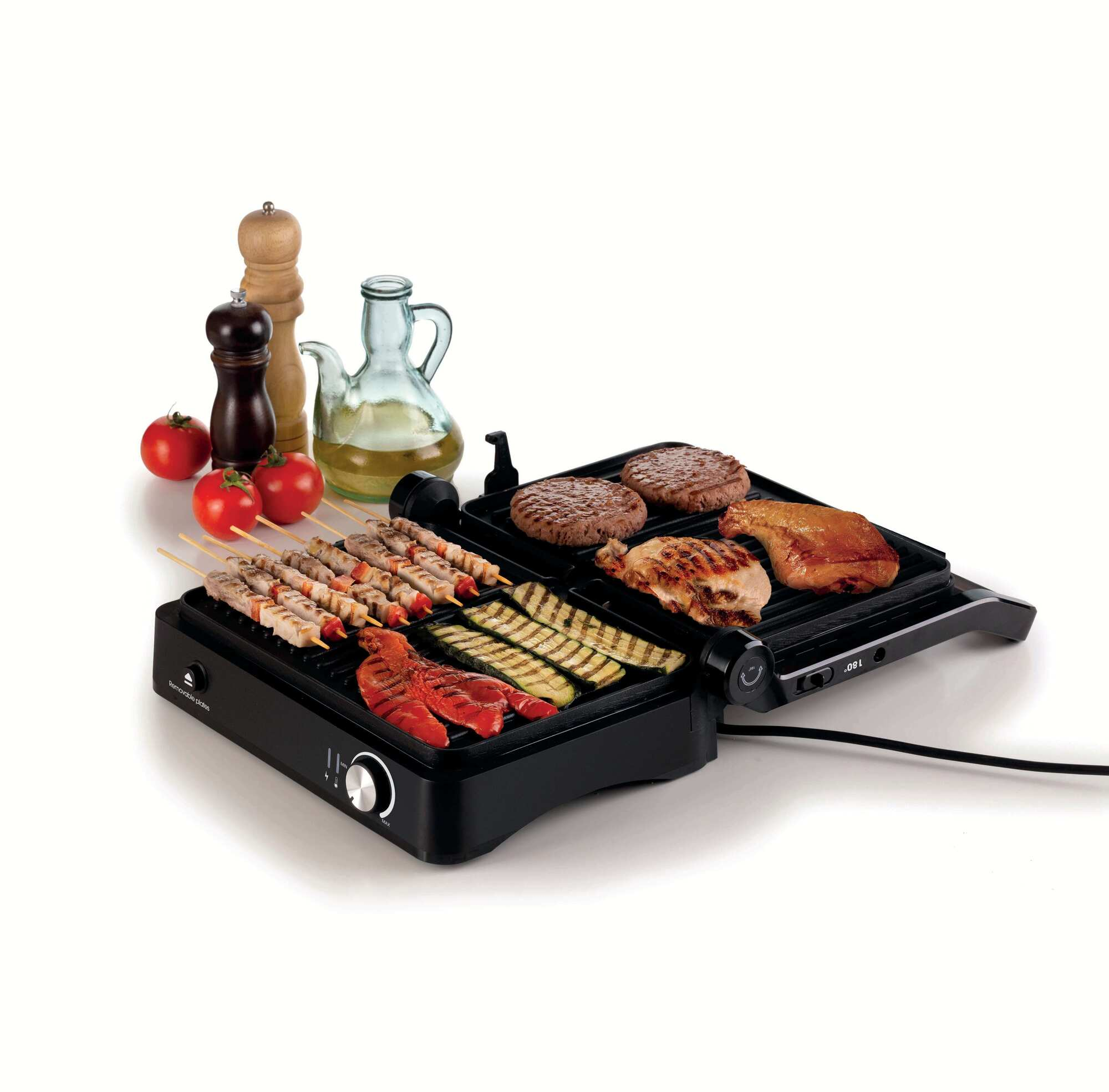 Schwarzer Elektrogrill mit Speisen darauf, darunter Spieße, Burger und gegrilltes Gemüse auf weißer Oberfläche.