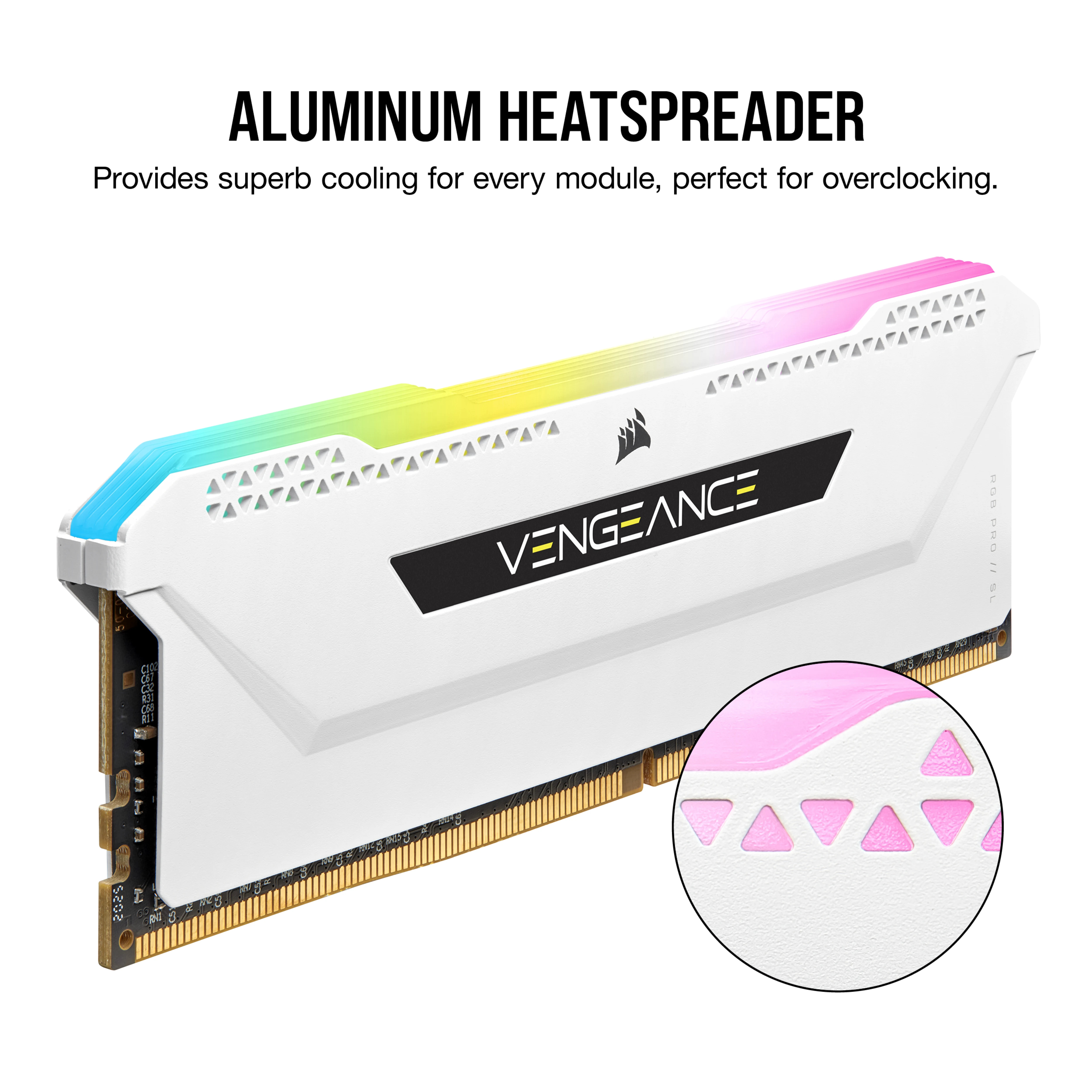 Biała kość RAM z napisem Vengeance. Posiada kolorowy pasek świetlny i zbliżenie na powierzchnię.