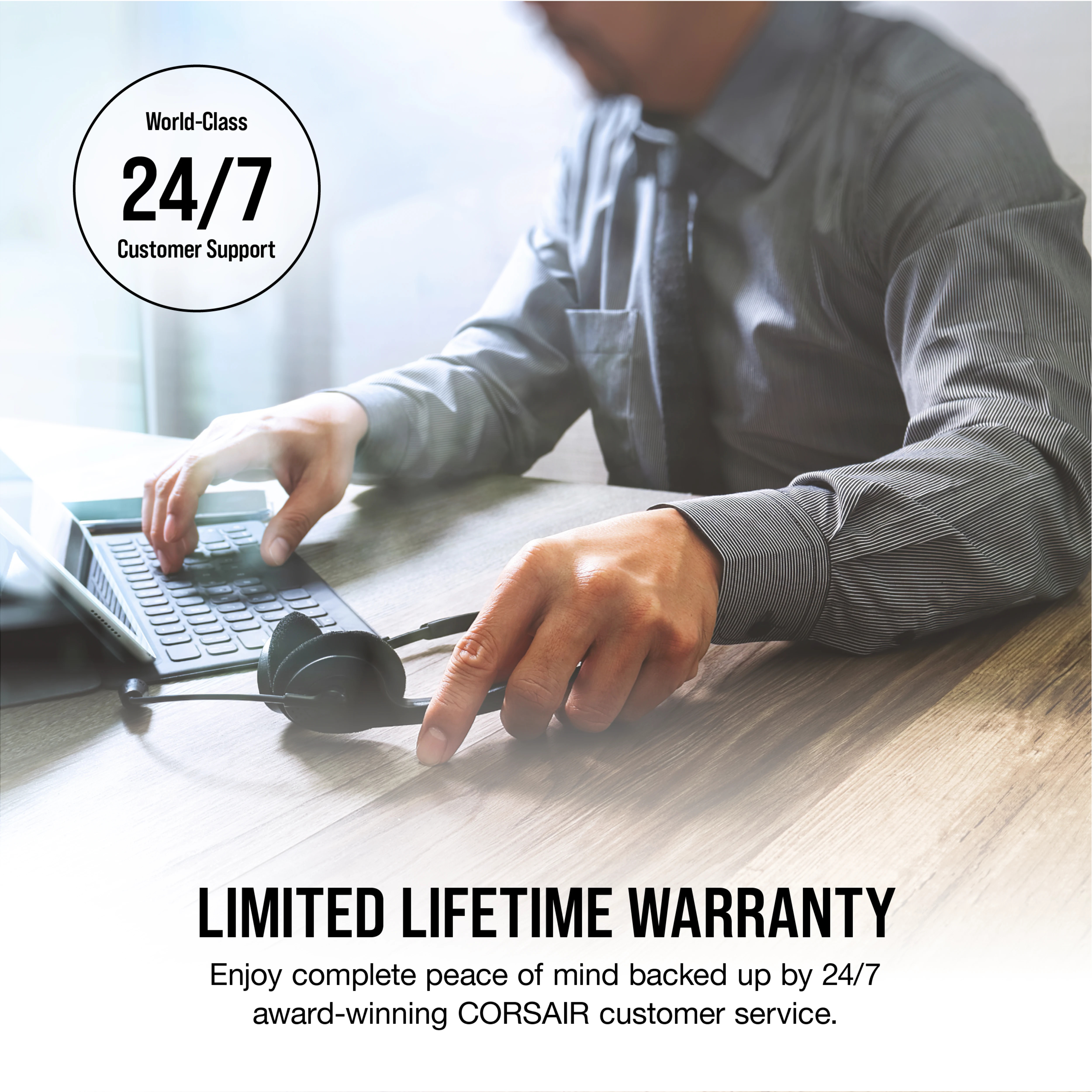 Mężczyzna używa laptopa, nosi koszulę i krawat, ze słuchawkami na biurku. Tekst: Obsługa klienta 24/7.