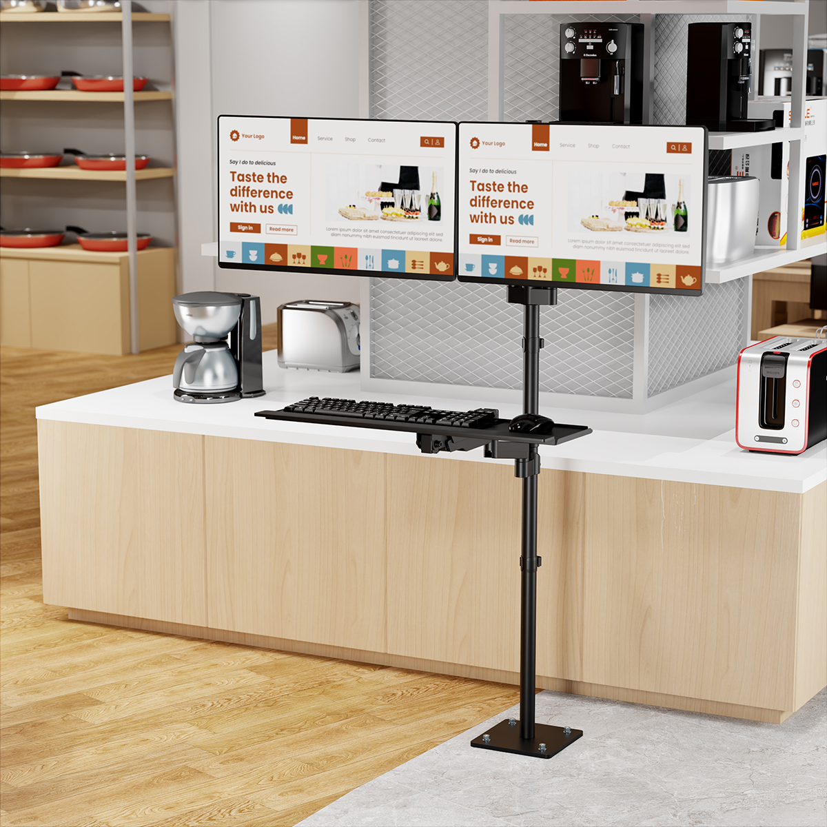 Eine Küchenszene mit zwei Computerbildschirmen auf einem Ständer. Auf der Theke befinden sich eine Tastatur, ein Toaster und eine Kaffeemaschine.