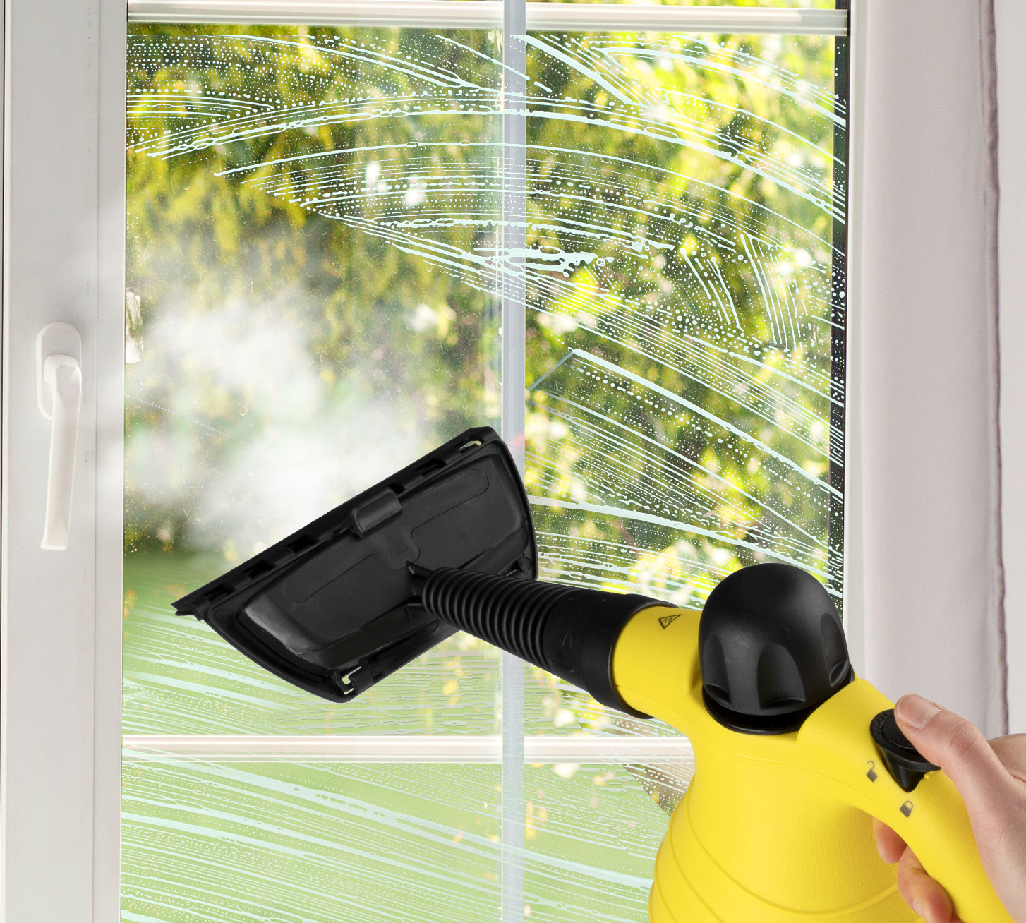 Een gele en zwarte stoomreiniger die een raam schoonmaakt. Schuimig water op het glas, wazige achtergrond.