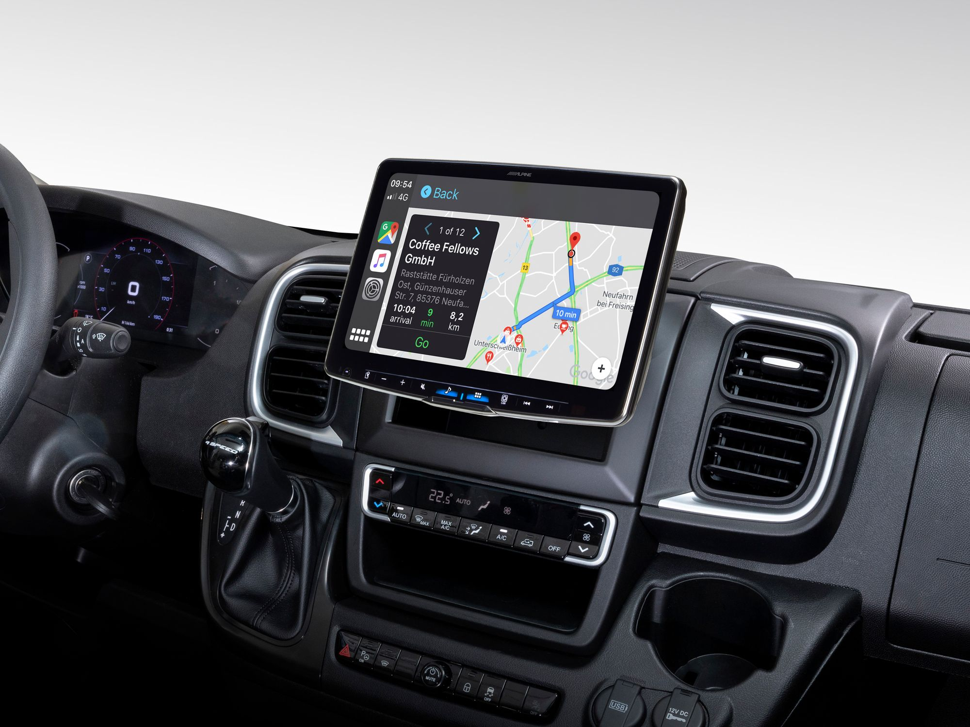 Tablet auf dem Armaturenbrett, zeigt Navigation mit einer Karte, in einem Auto-Innenraum.