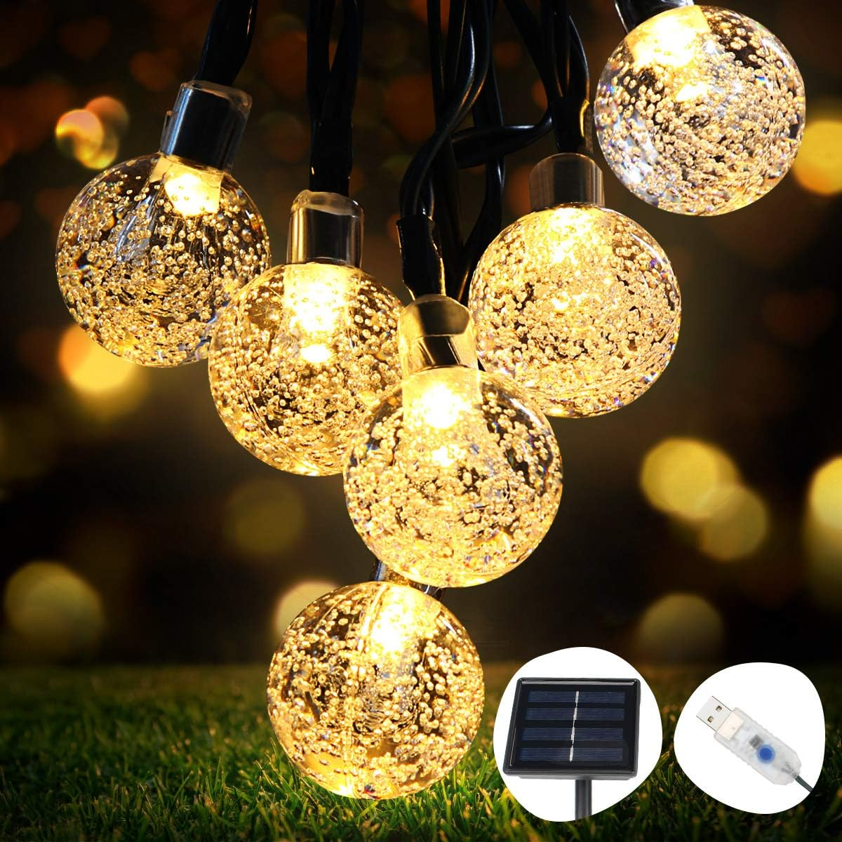 Lichterkette mit runden, klaren Glühbirnen, auf Gras, mit Solarpanel.