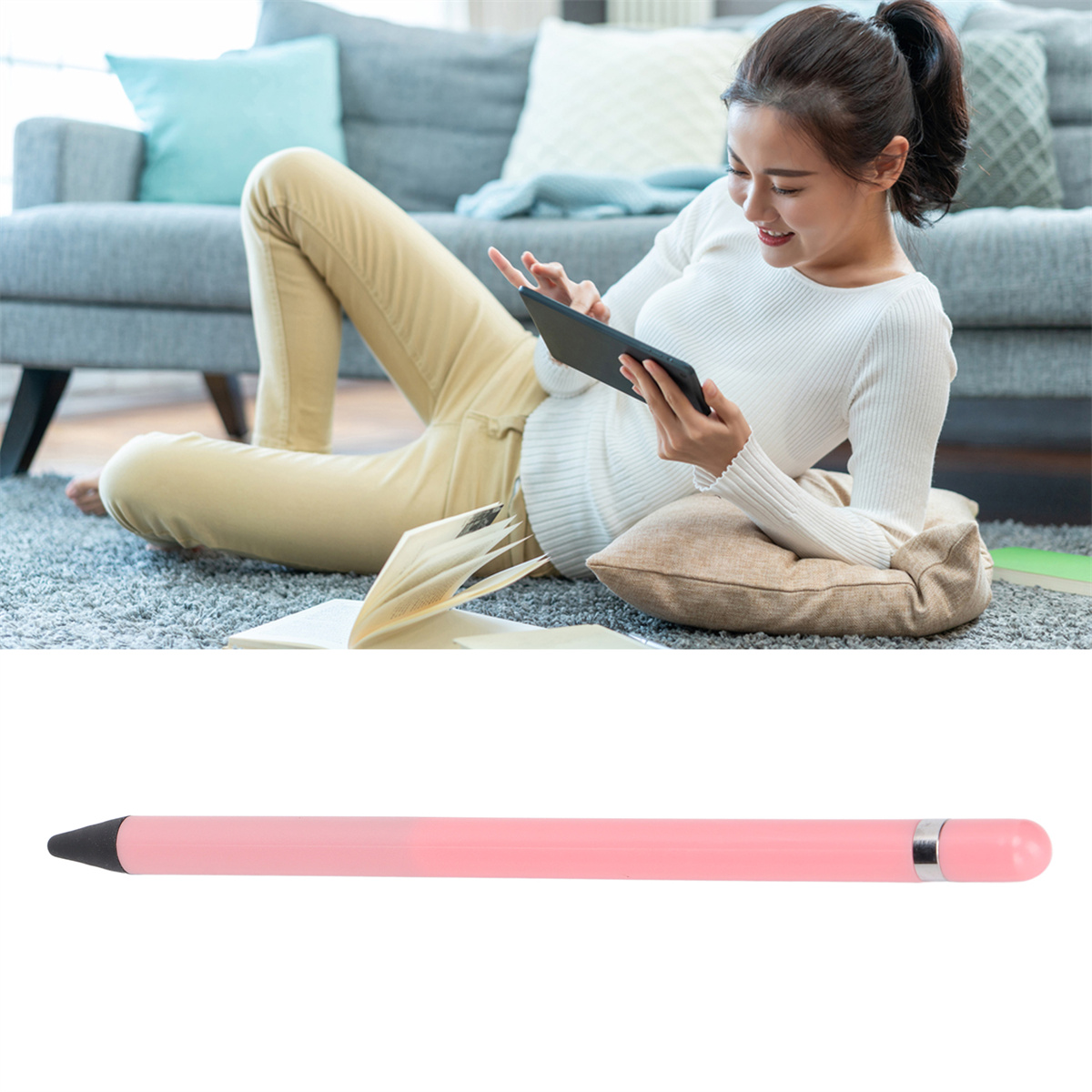 Frau benutzt Tablet im Liegen. Pinker Stylus-Stift im Vordergrund. Couch im Hintergrund.