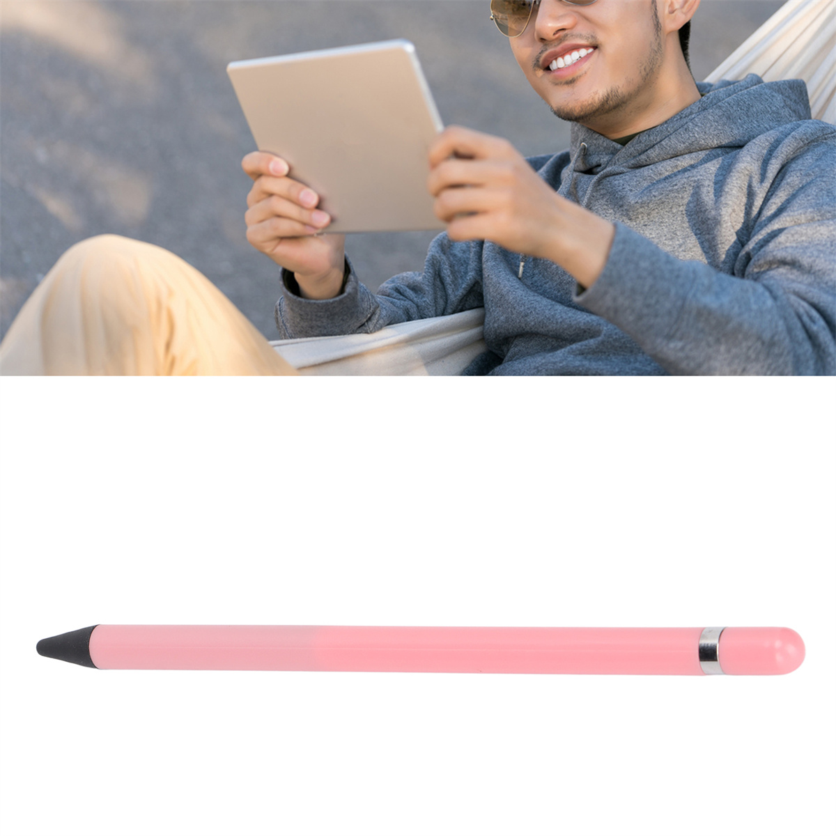 Eine Person benutzt ein Tablet, ein pinkfarbener Stift befindet sich im Vordergrund. Der Hintergrund ist unscharf.