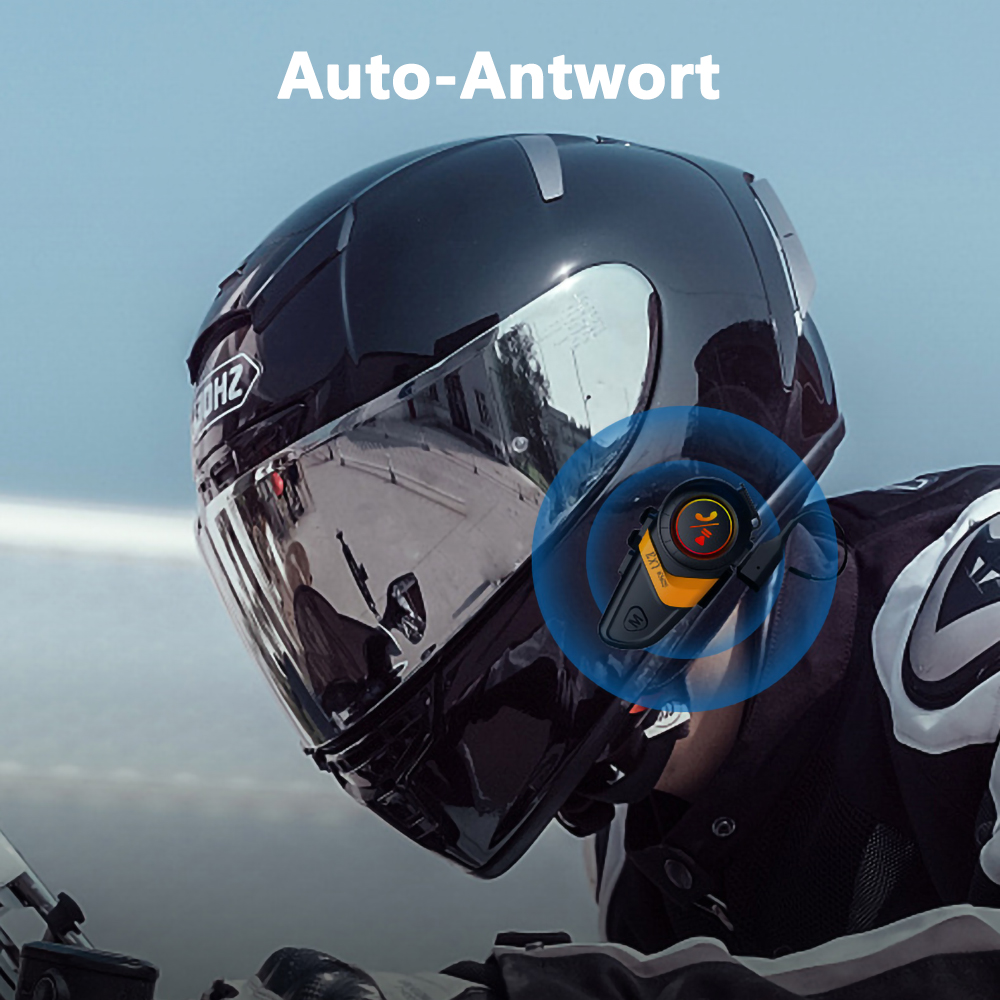 Eine Person trägt einen Helm mit Kommunikationsgerät, mit blauem Overlay und Text.