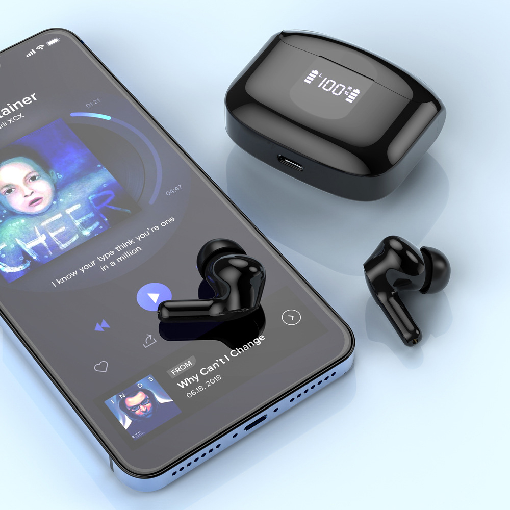 Schwarze Ohrhörer und ein Ladecase neben einem Smartphone, das Musik abspielt.