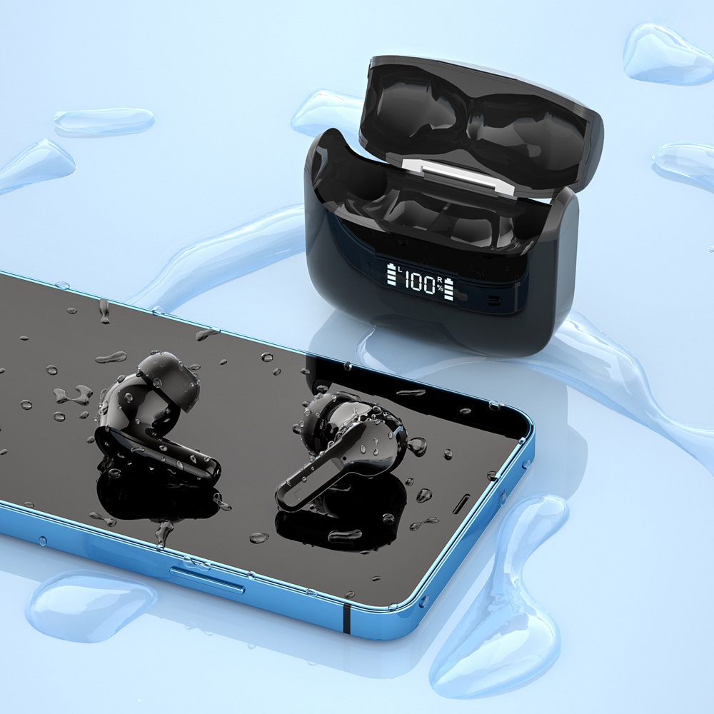 Schwarze kabellose Ohrhörer und Ladecase auf einem blauen Smartphone mit Wassertropfen.