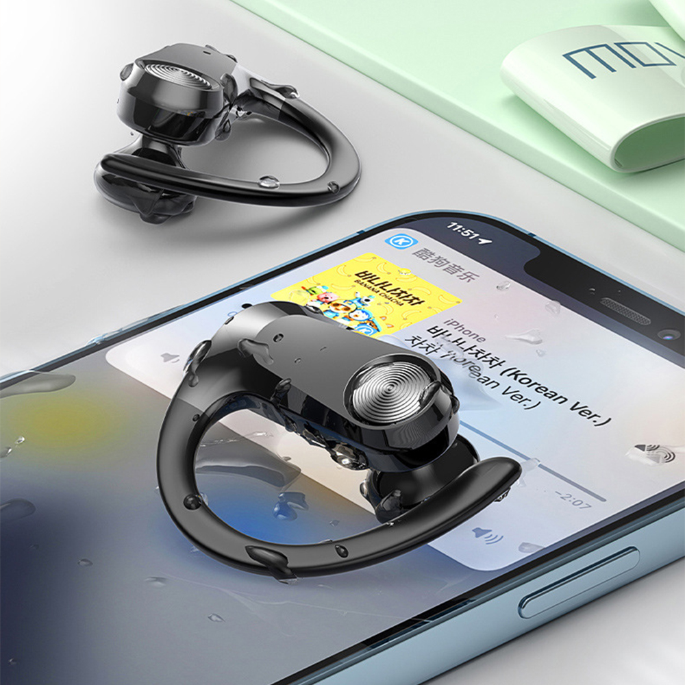 Schwarze kabellose Ohrhörer auf einem Handy-Bildschirm mit Musik und Wassertropfen.