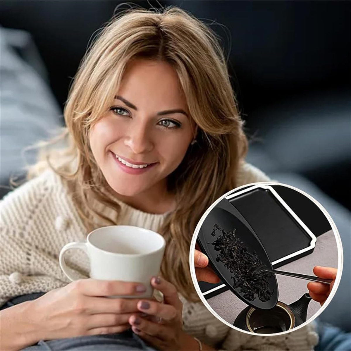 Lächelnde Frau, die einen weißen Becher hält, mit einem Tee-Infuser in einer Teekanne in einem kreisförmigen Rahmen.
