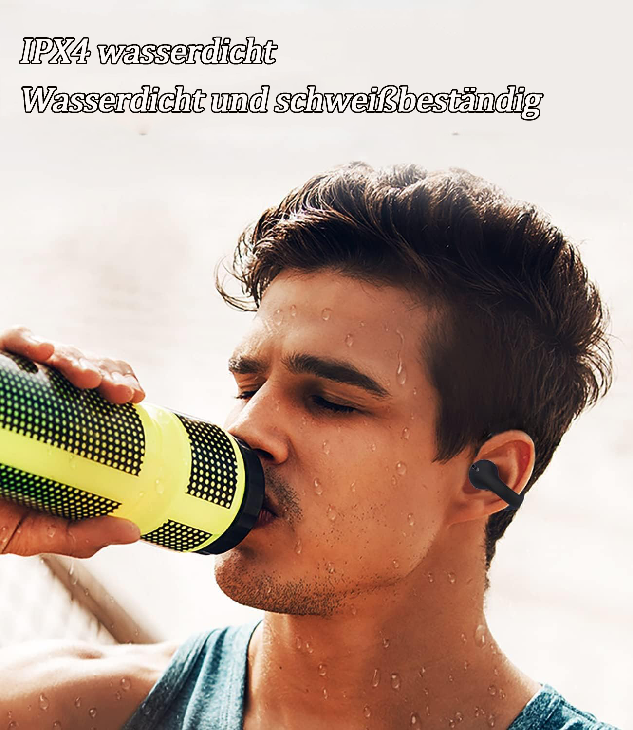 Ein Mann trinkt aus einer Flasche mit Ohrhörern. Der Hintergrund ist unscharf.