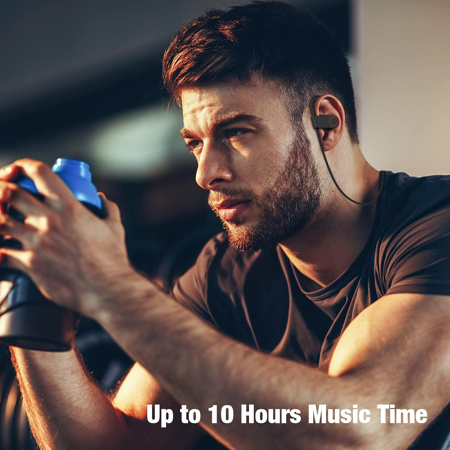 Ein Mann mit Kopfhörern hält eine Wasserflasche. Text sagt 'Bis zu 10 Stunden Musikzeit'.