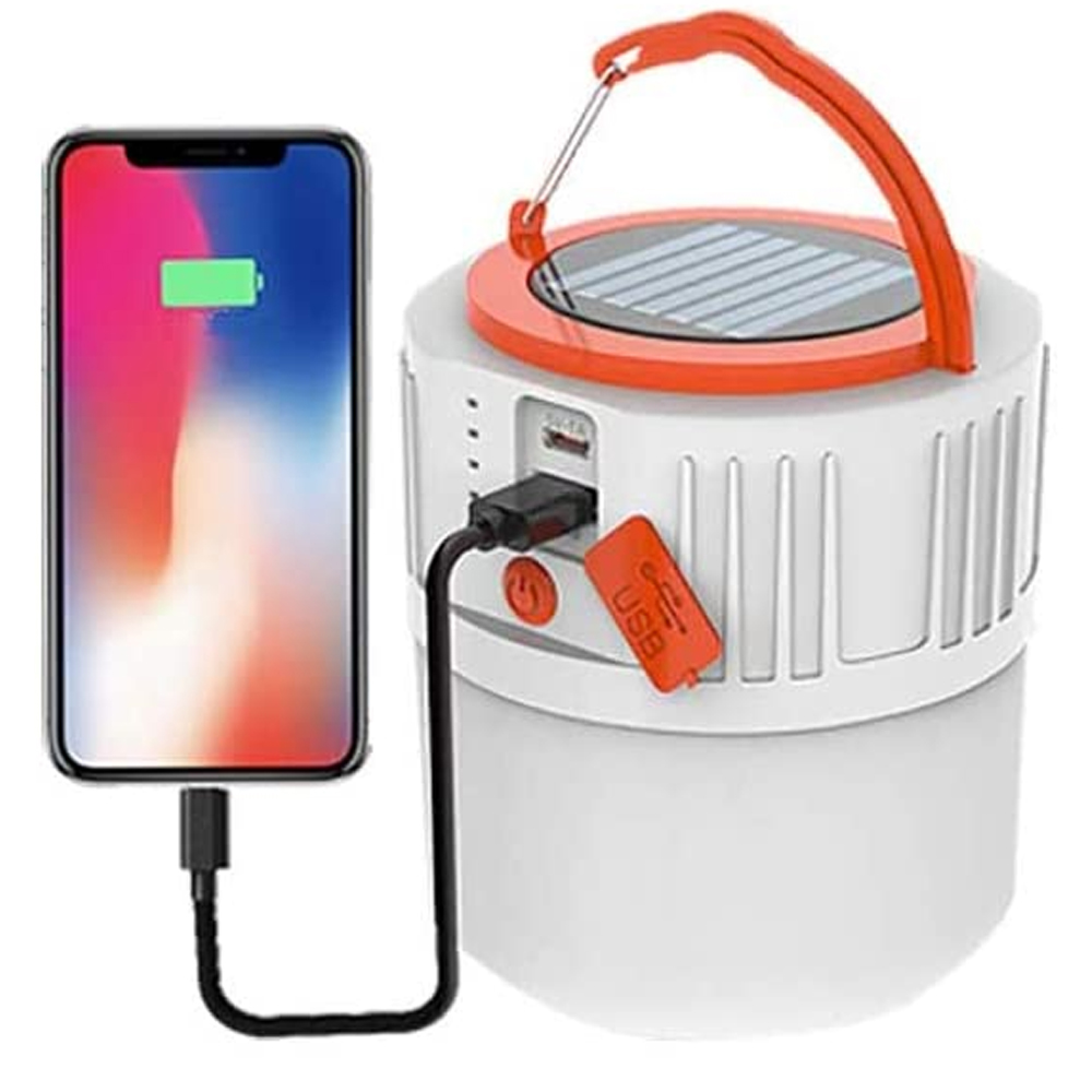 Eine weiße und orangefarbene tragbare Lampe lädt ein Telefon über USB auf. Das Telefon zeigt einen Ladebildschirm.