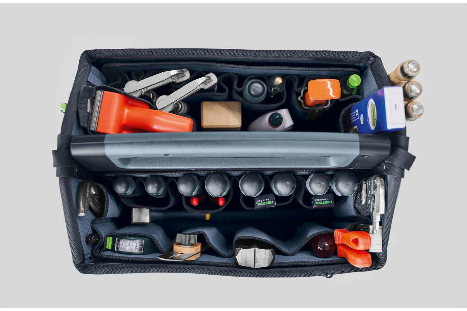 Werkzeugtasche, Draufsicht, gefüllt mit Werkzeugen verschiedener Formen.